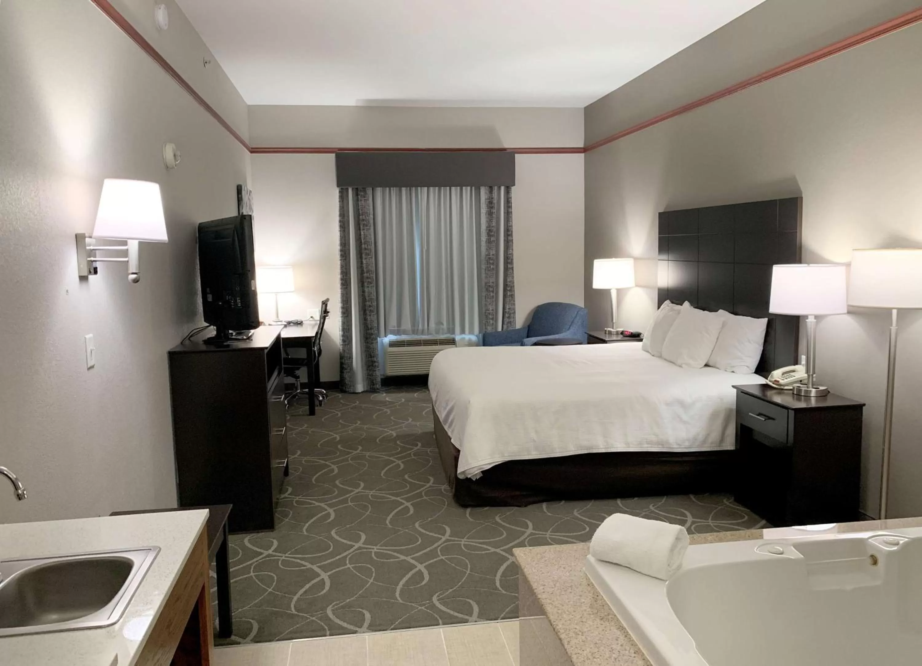 King Room with Spa Bath - Disability Access/Non-Smoking in Best Western Limestone Inn and Suites