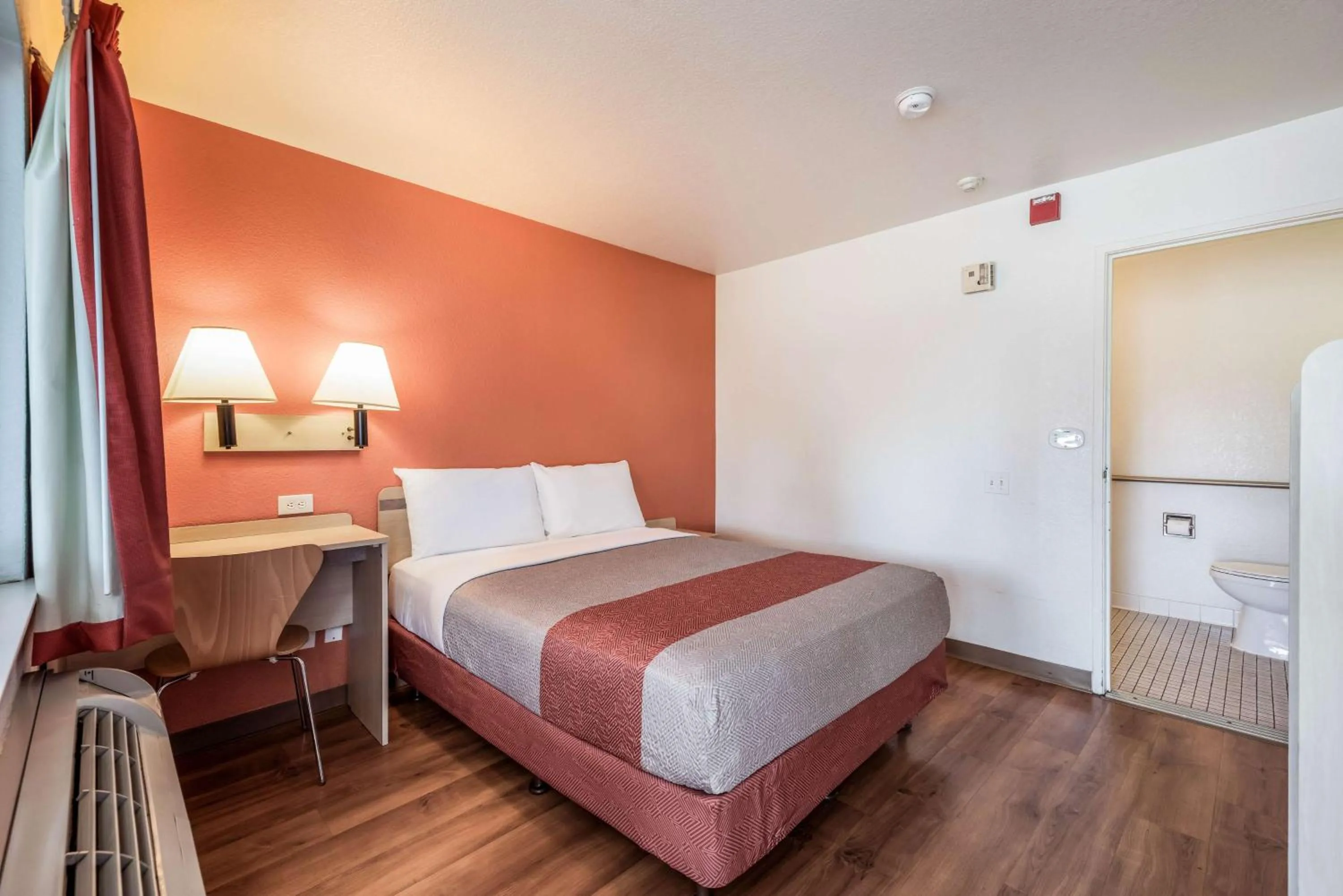 Standard Queen Room in Motel 6-Rohnert Park, CA