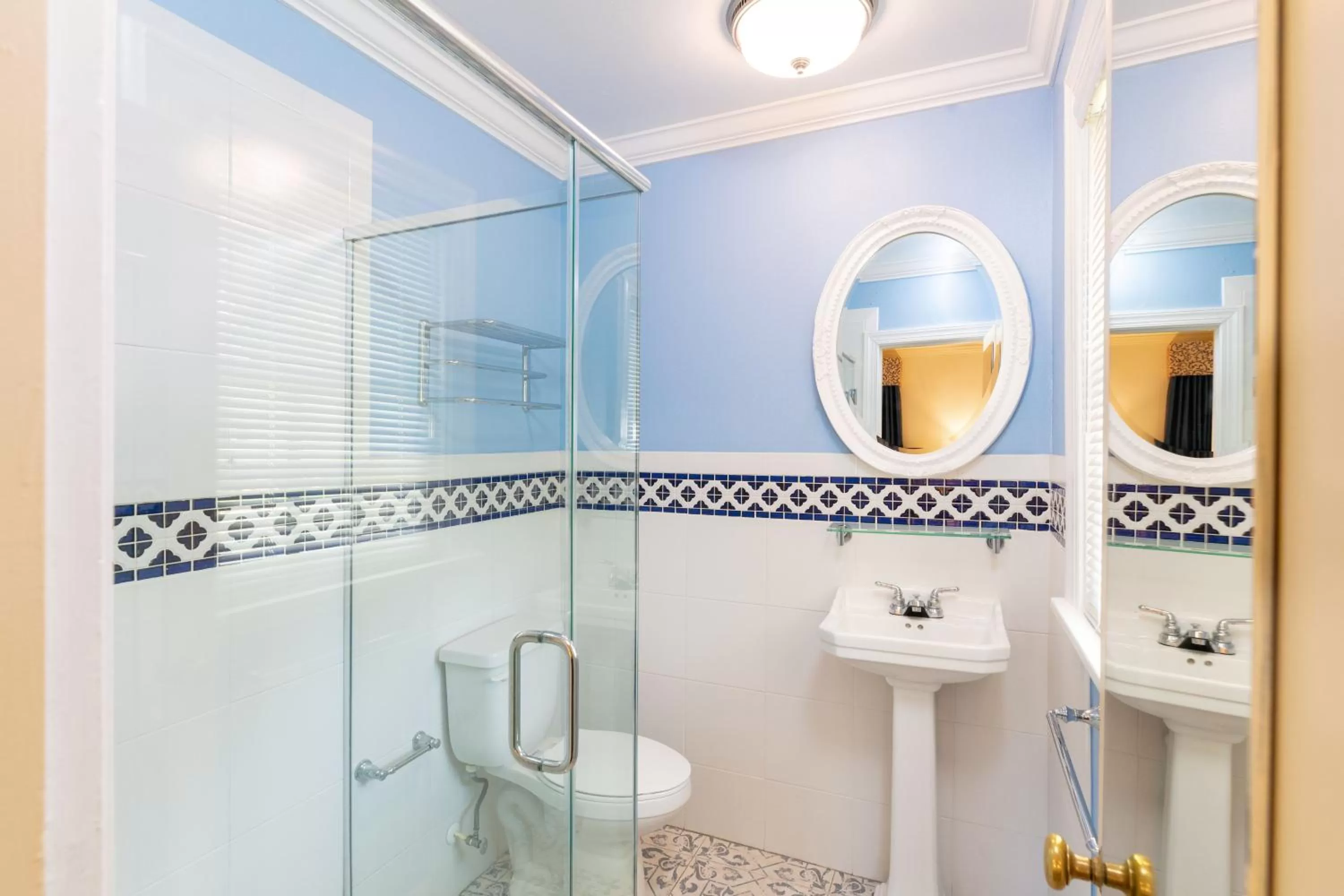 Colonial King Guestroom in Westgate Historic Williamsburg Resort