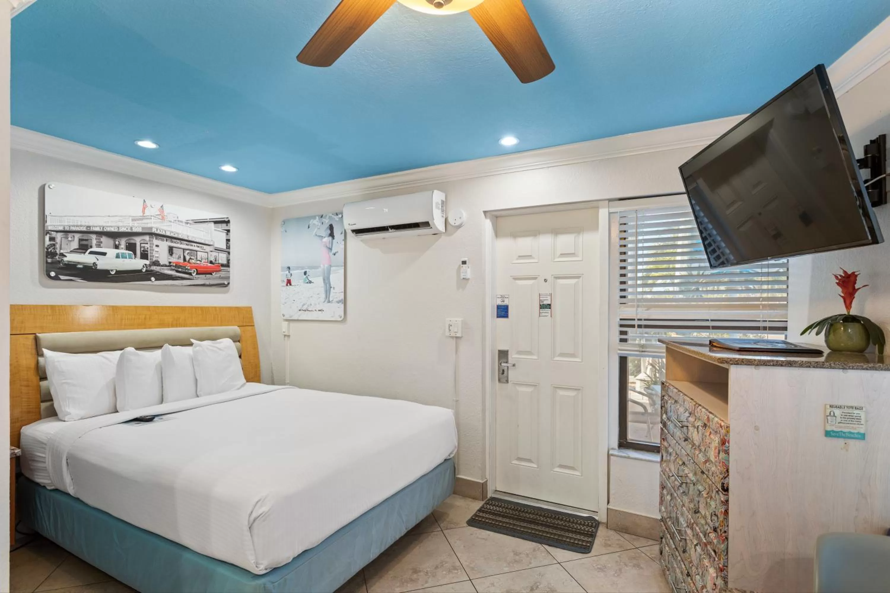 Roadside Efficiency, 1 Queen Bed in Plaza Beach Hotel - Beachfront Resort