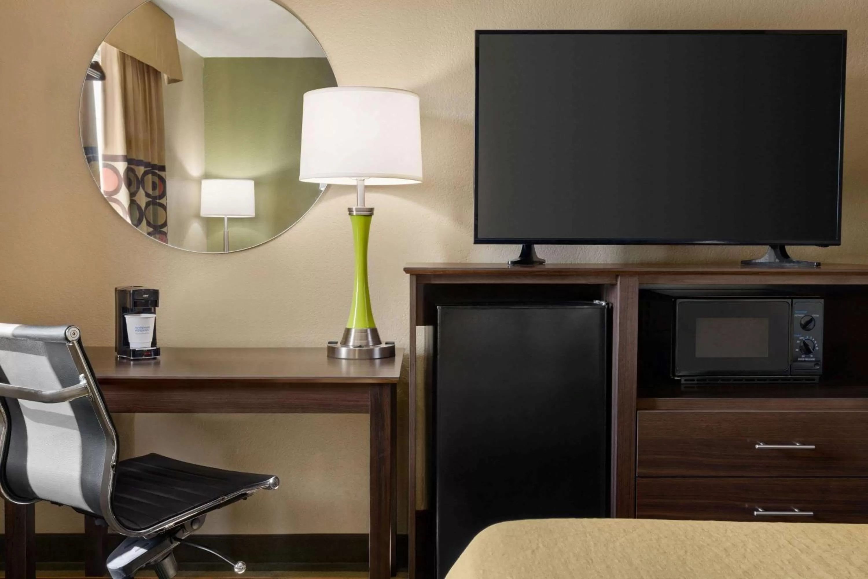 Queen Room - Smoking in Super 8 by Wyndham Sikeston/Miner Area