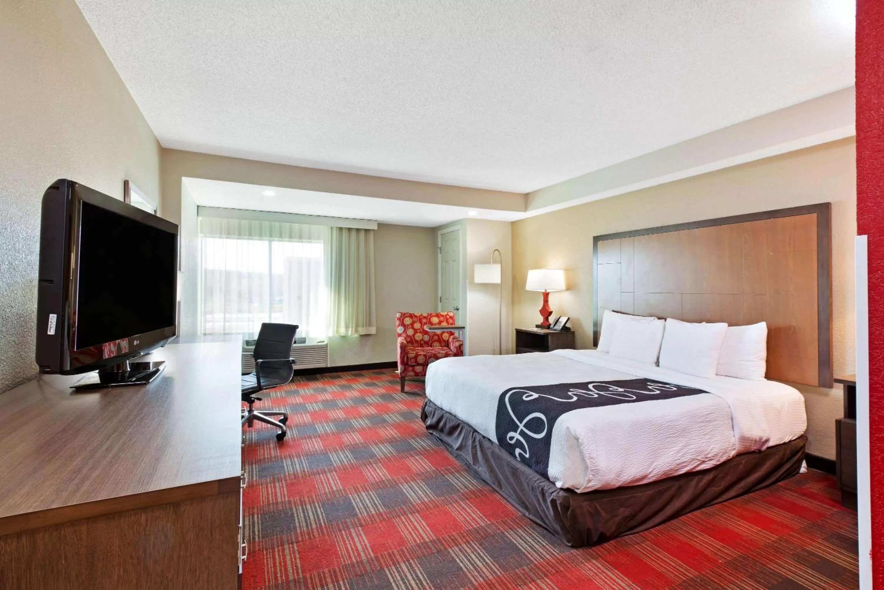 King Room with Roll-in Shower - Mobility Access/Non-Smoking in La Quinta Inn & Suites by Wyndham DC Metro Capital Beltway