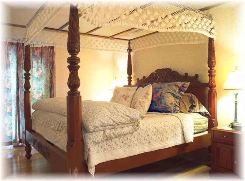 Deluxe King Suite in White Lace Inn