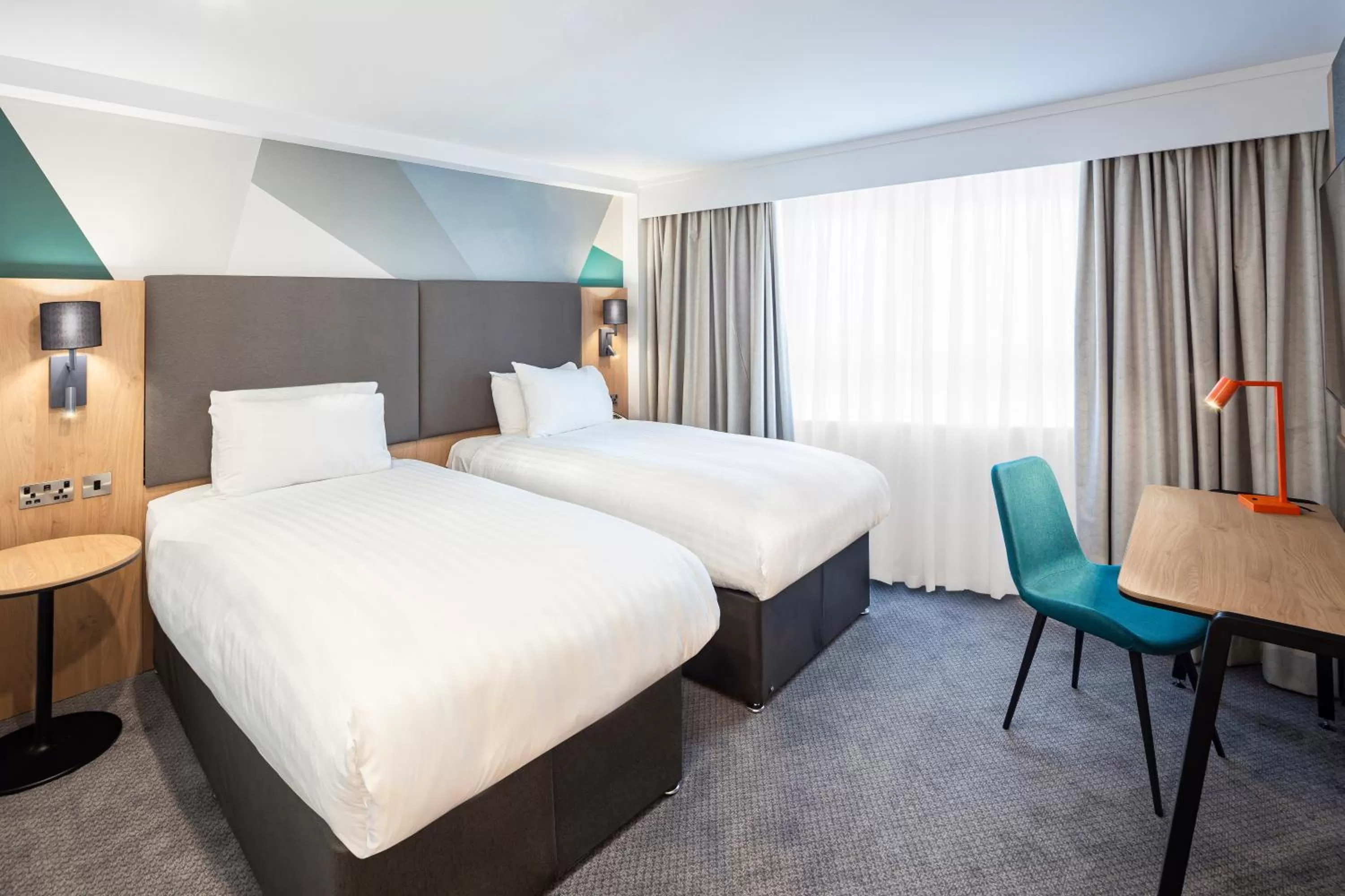 Standard Twin Room in Holiday Inn Aylesbury by IHG