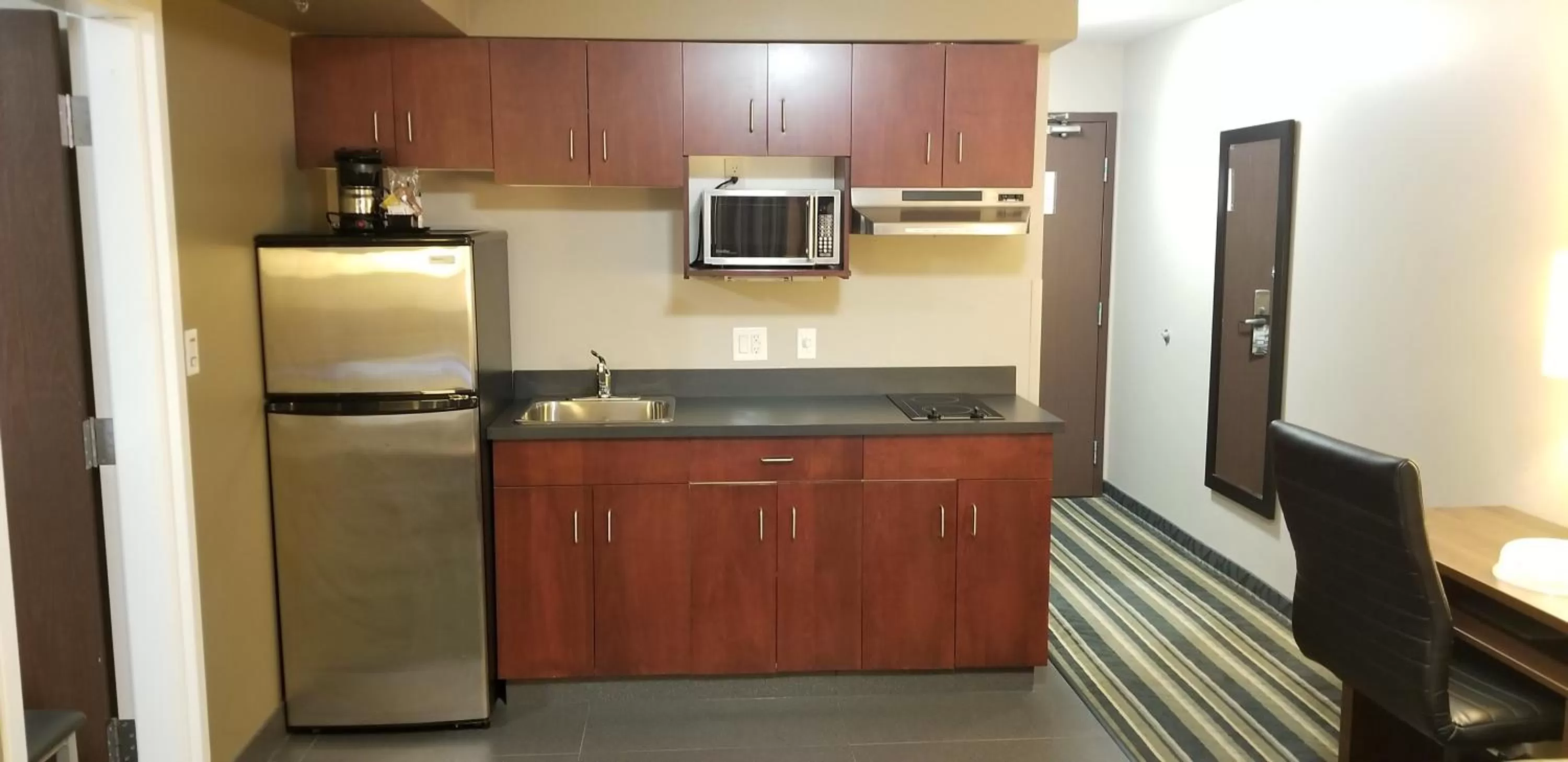 One-Bedroom Queen Suite - Non-Smoking in Super 8 by Wyndham Brandon MB