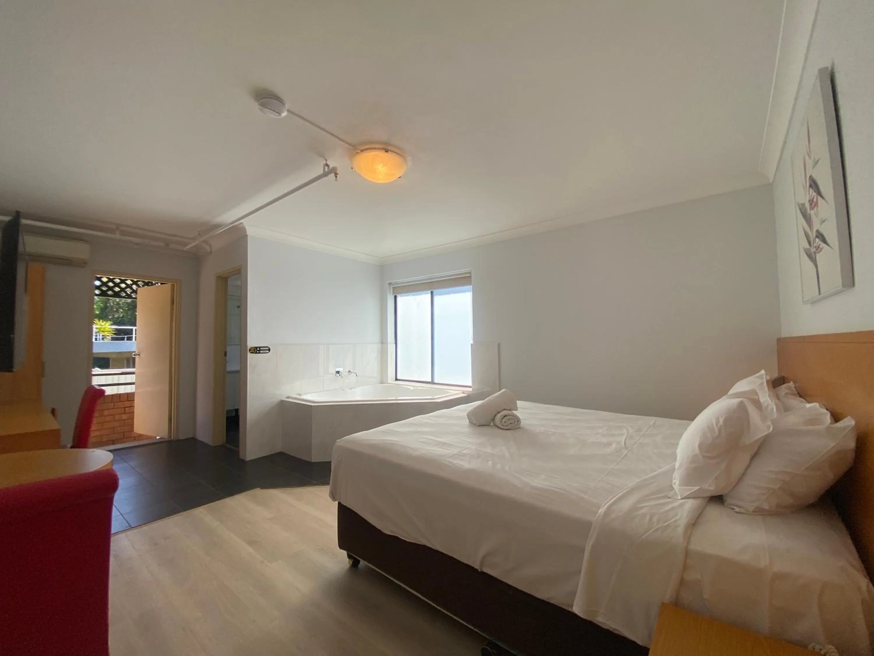 Deluxe Double Room with Spa Bath  in Garden Lodge Sydney Hotel