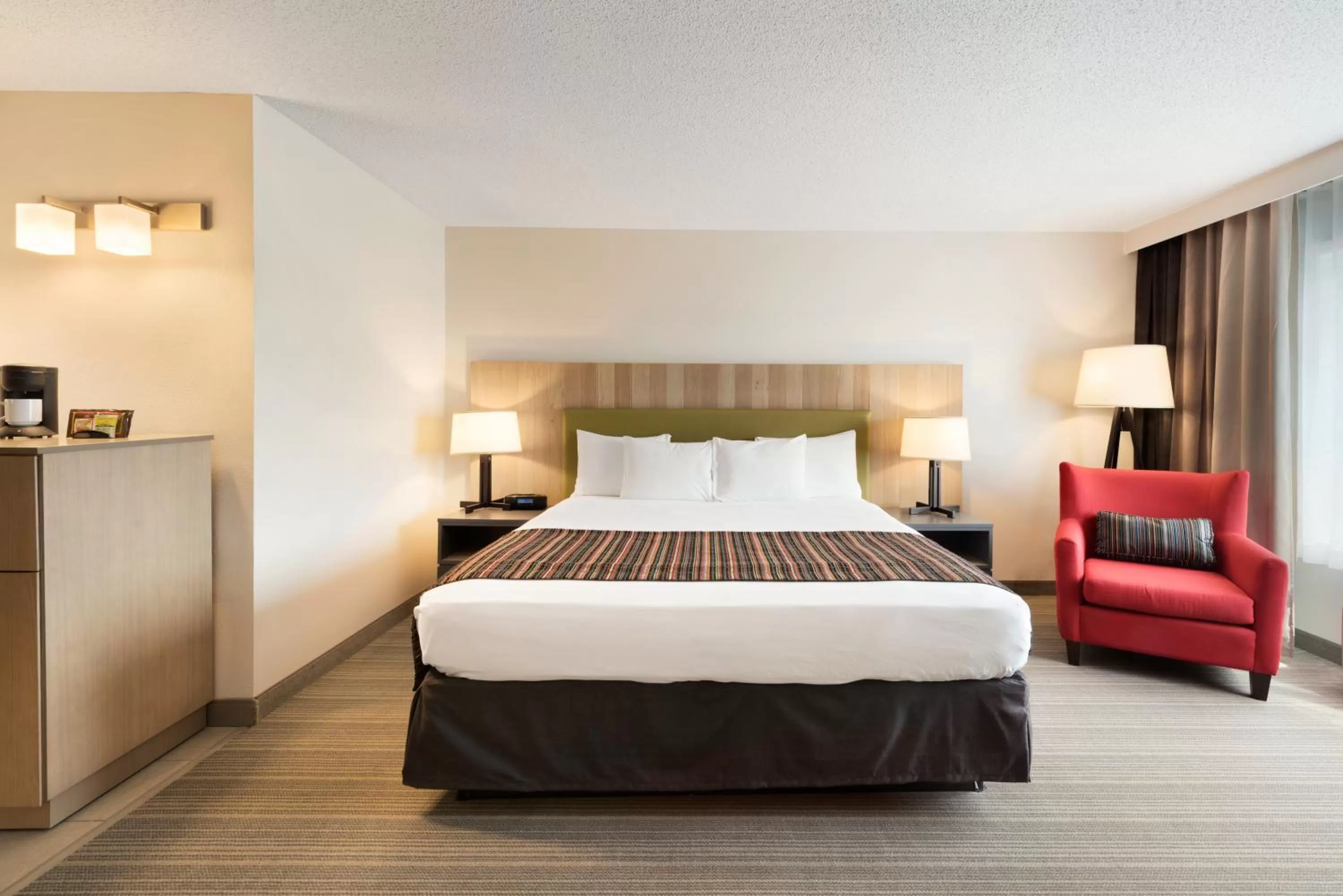 King Room in Country Inn & Suites by Radisson, Chippewa Falls, WI