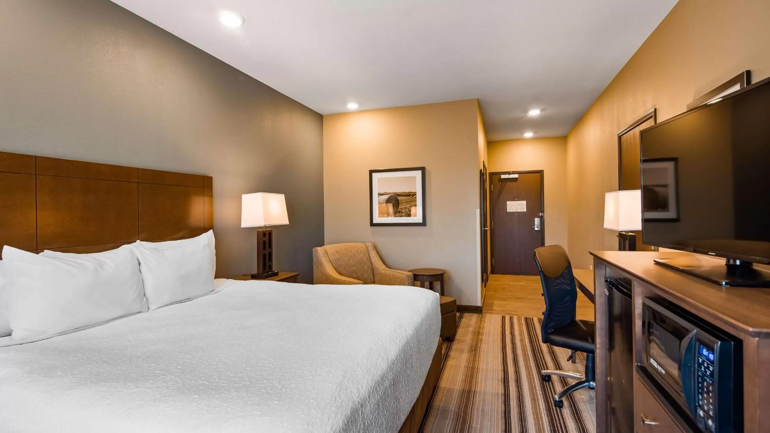 King Room with Roll-In Shower - Mobility Access in Best Western Plus Overland Inn