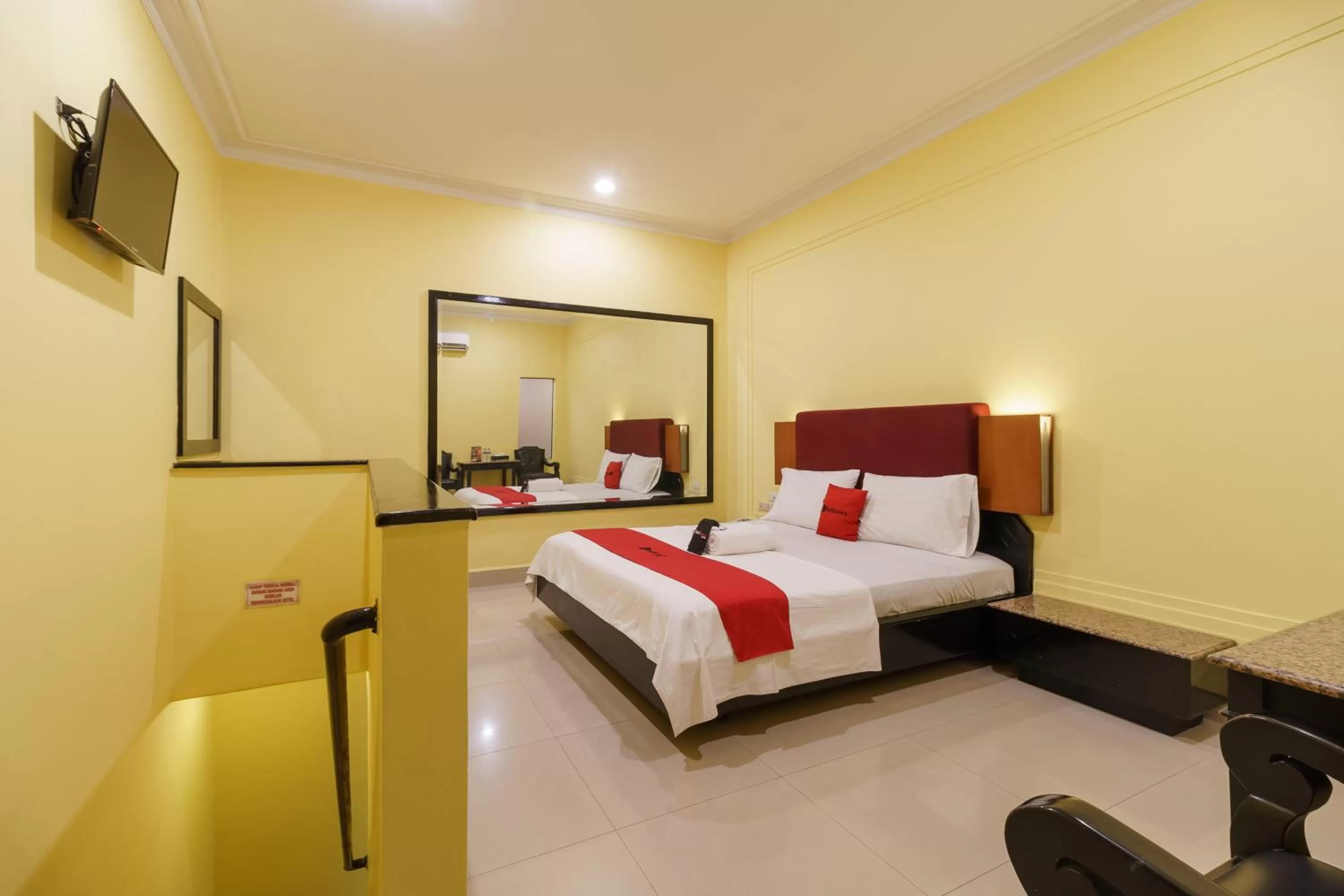 Deluxe Room in RedDoorz Plus near Ancol