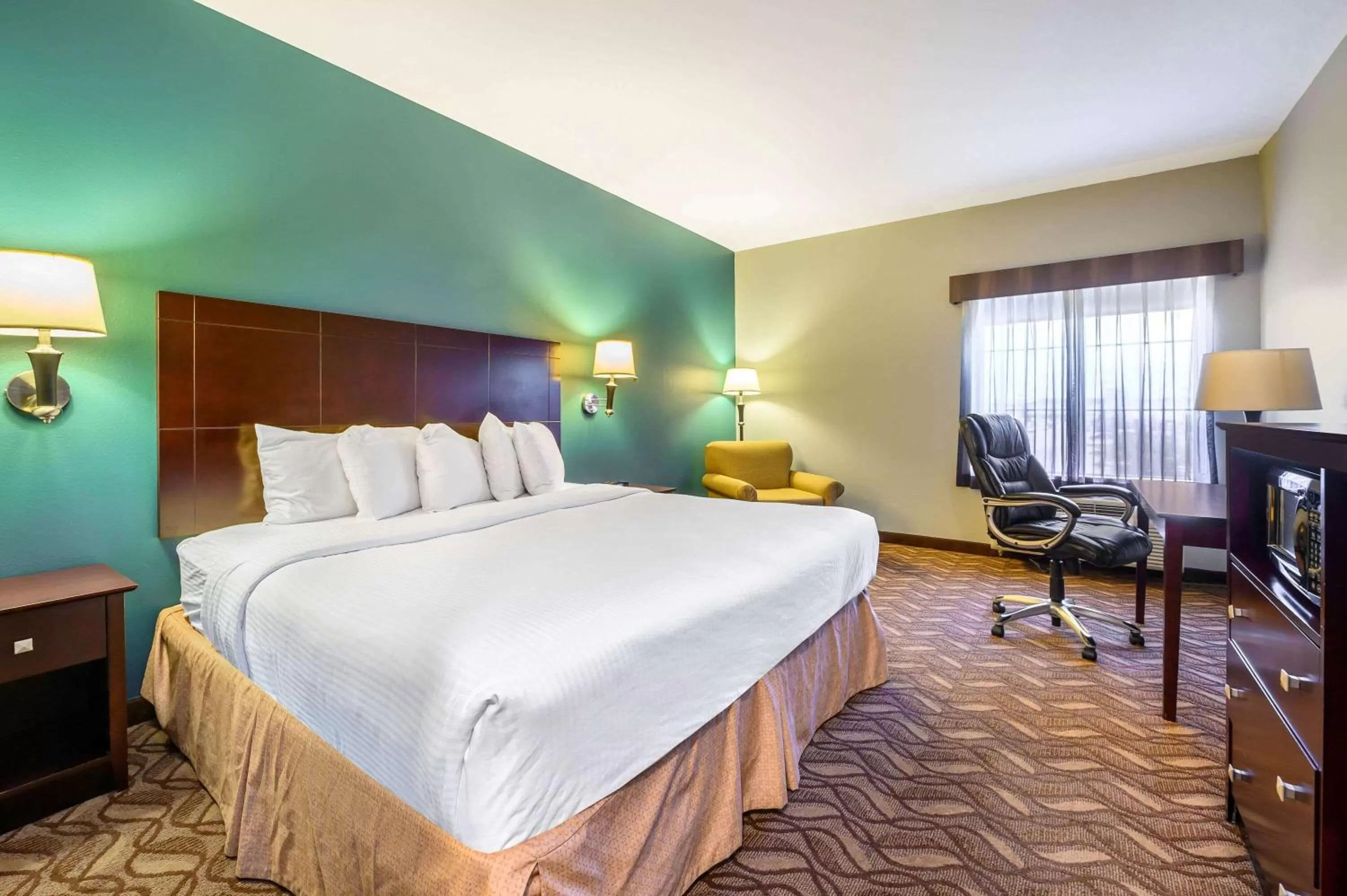 King Room with Roll-In Shower - Mobility/Hearing Accessible - Non-Smoking in La Quinta by Wyndham Longview North