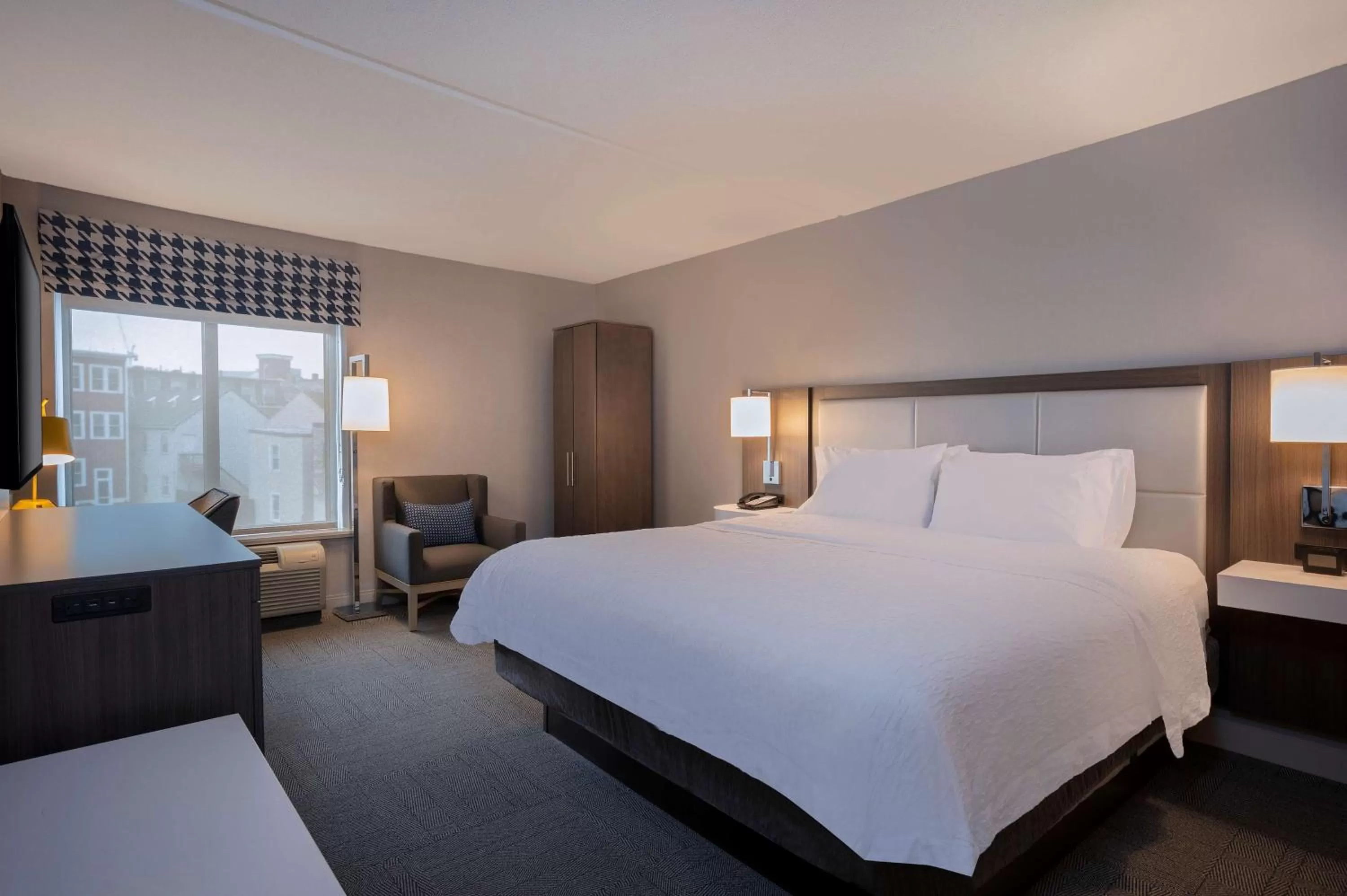King Room with King Bed - Non-Smoking in Hampton Inn by Hilton Boston/Cambridge