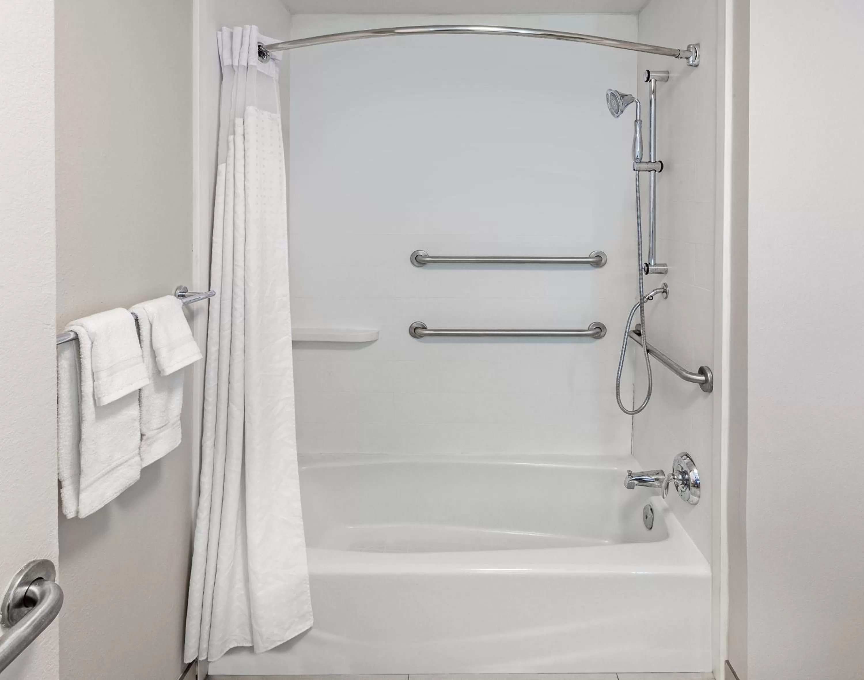 Twin Room - Disability Access with Bath Tub in Holiday Inn Express & Suites Baton Rouge East by IHG