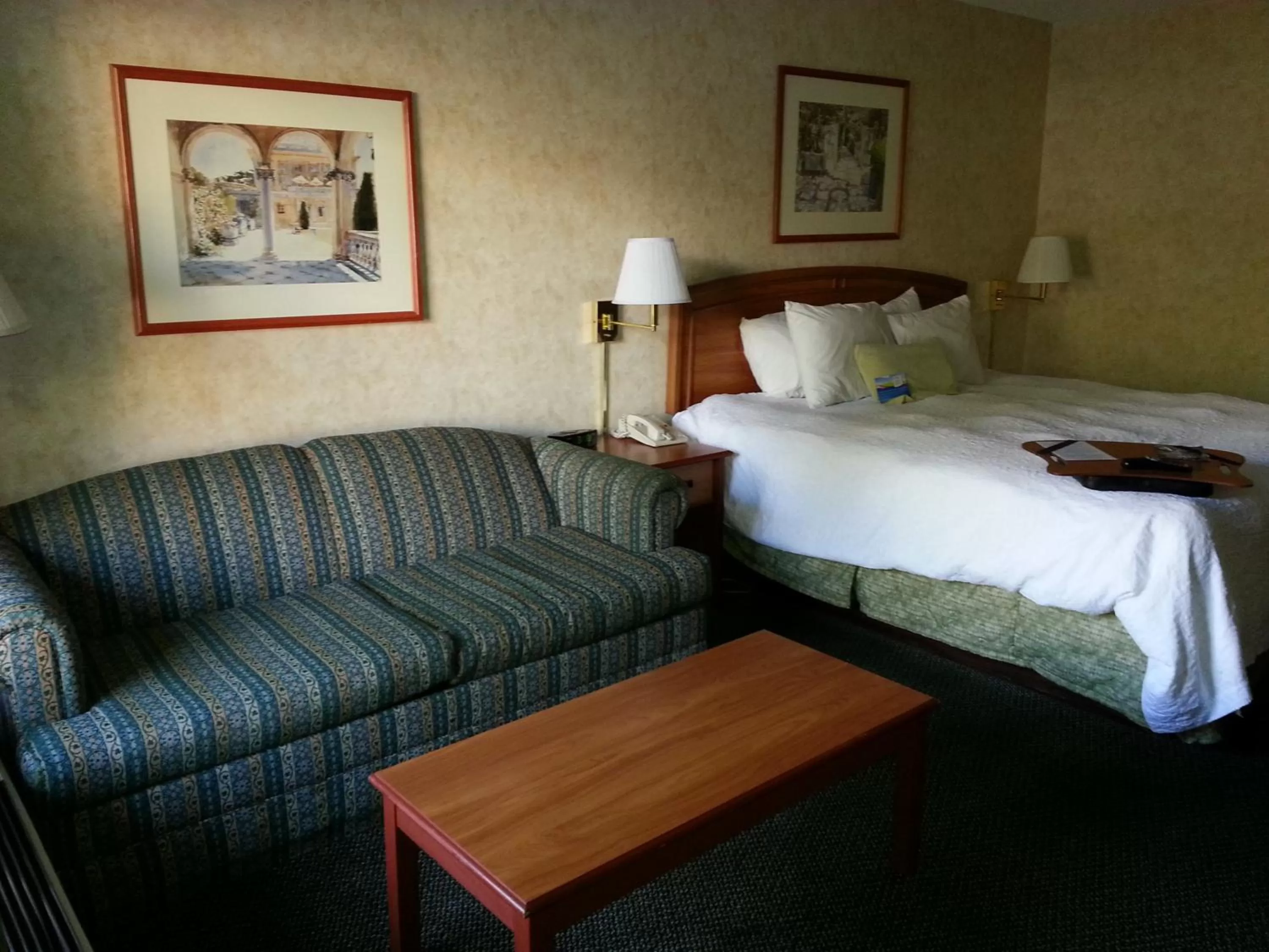 Deluxe King Room - Non-Smoking in Days Inn & Suites by Wyndham Albuquerque North