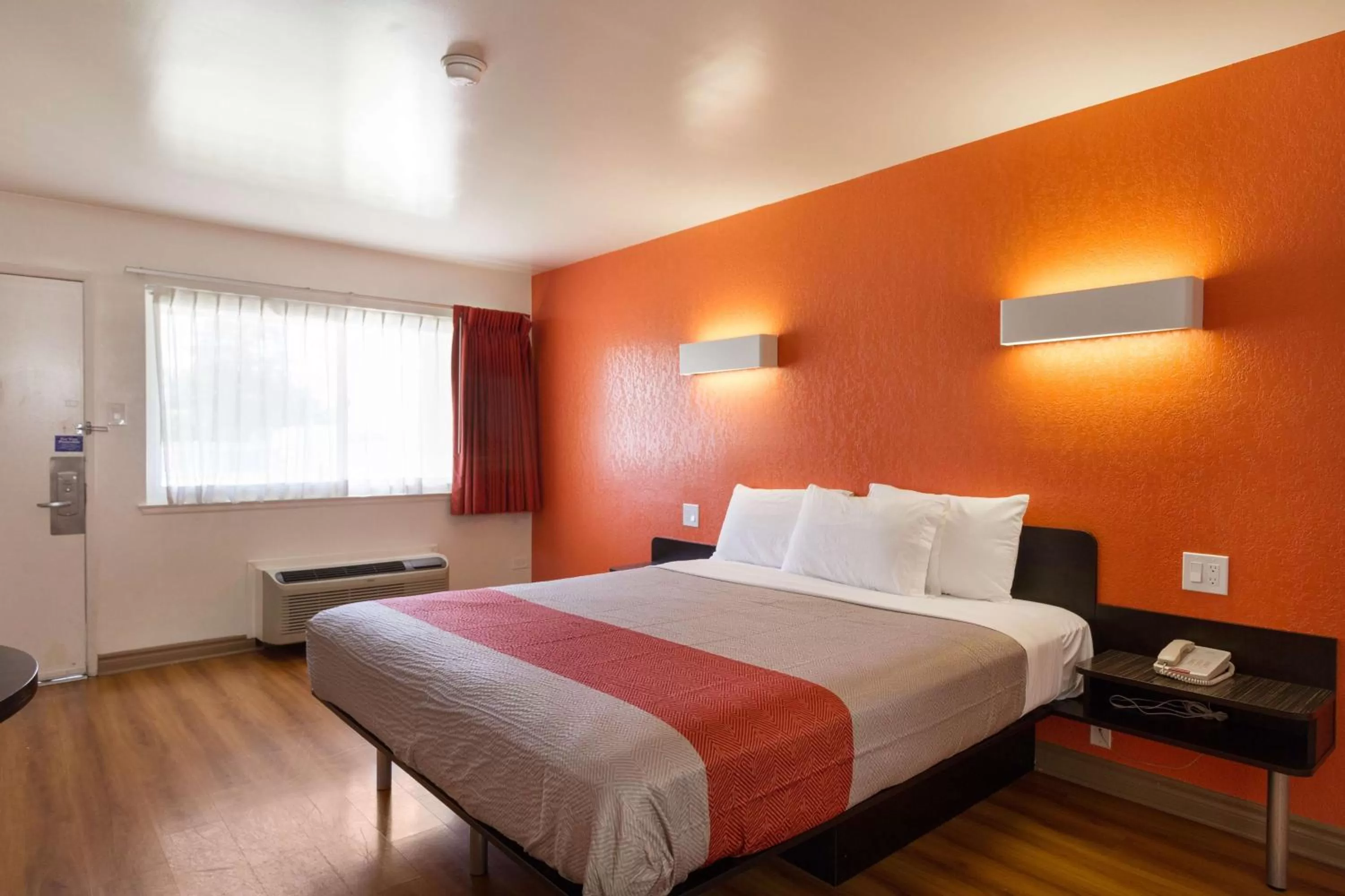 King Room - single occupancy - Non-Smoking in Motel 6-Claremont, CA