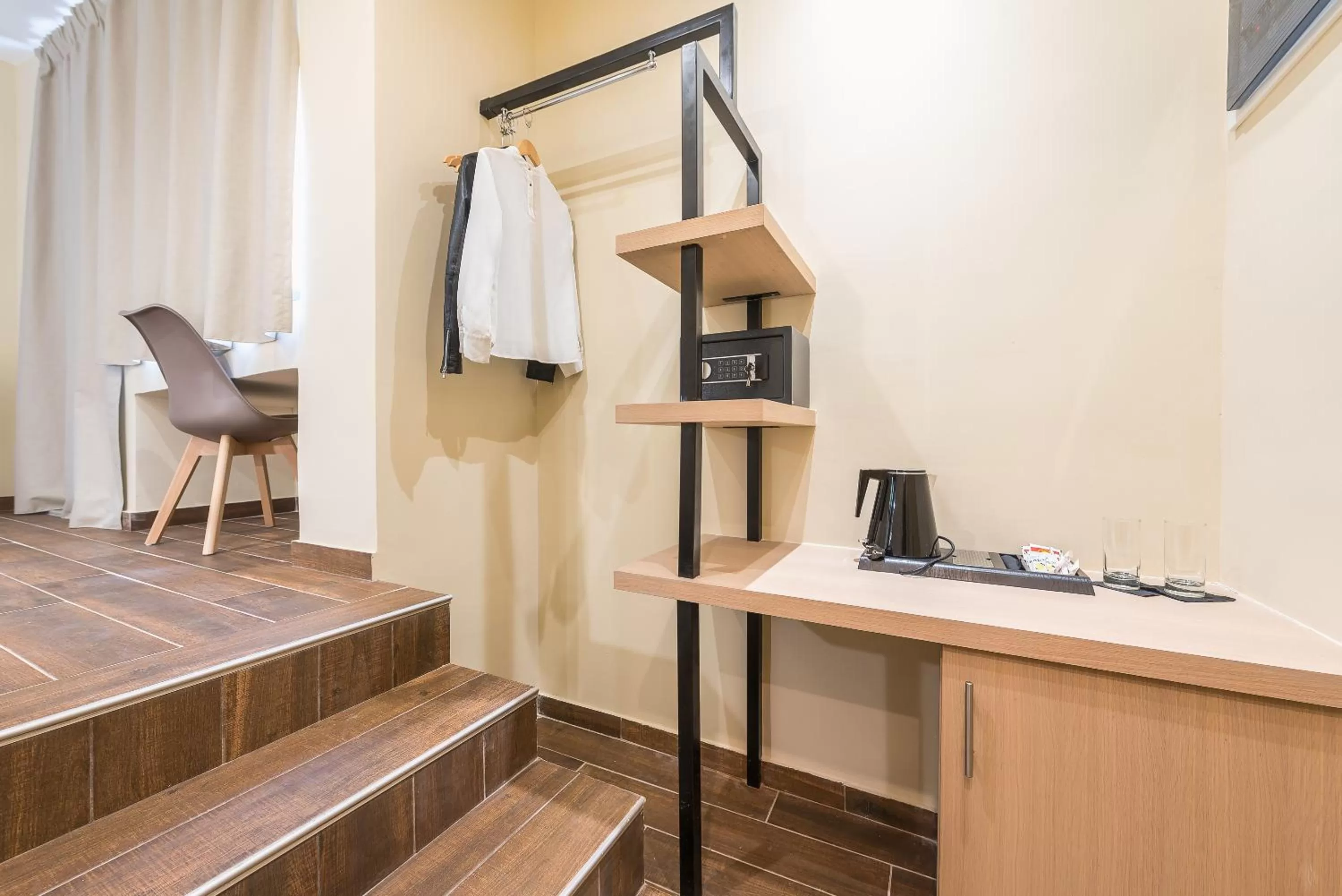  Comfort Room Street View  in Athens Lights