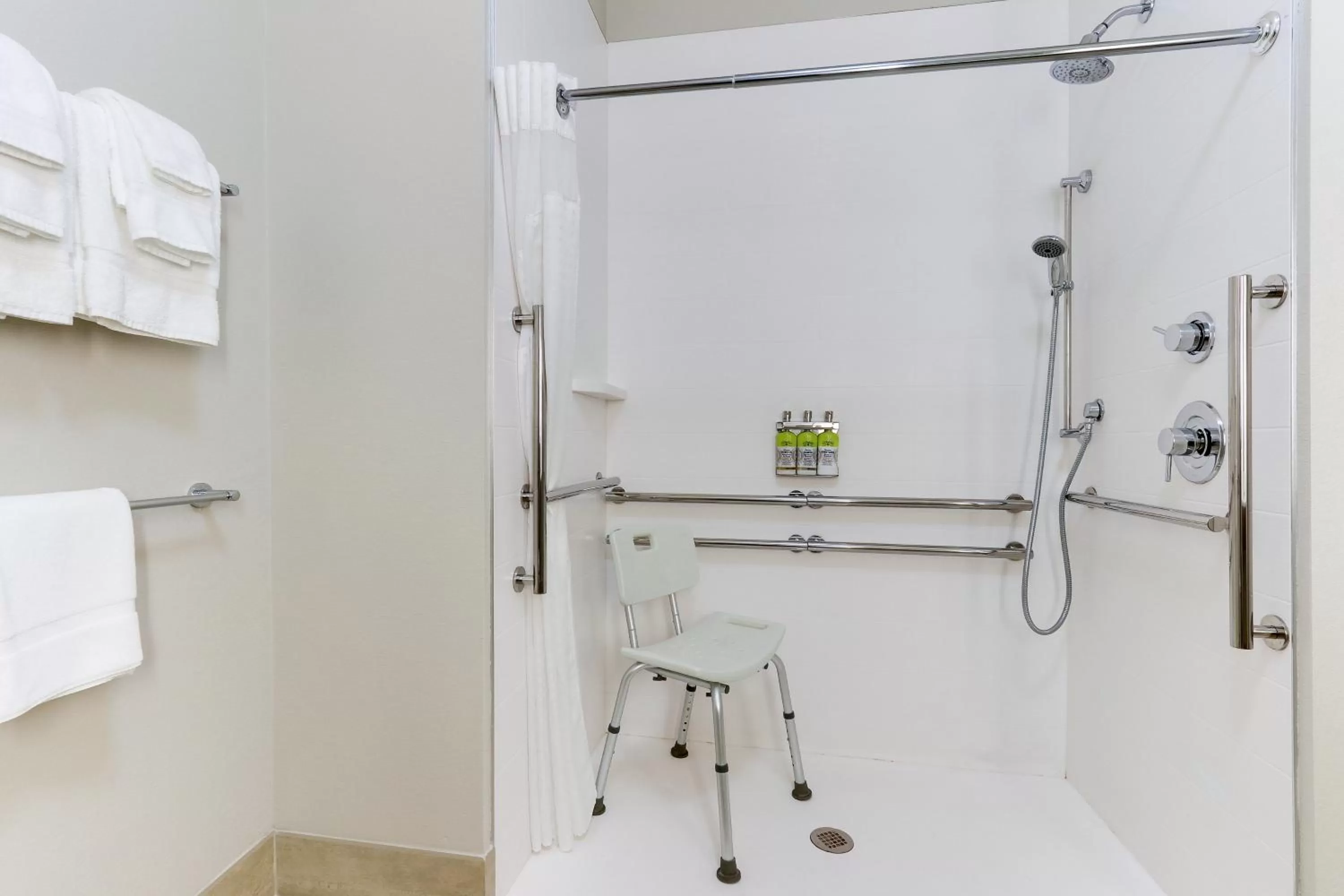 Standard King Room with Mobility Accessible Roll-In Shower in Holiday Inn Express & Suites - Middletown - Goshen by IHG