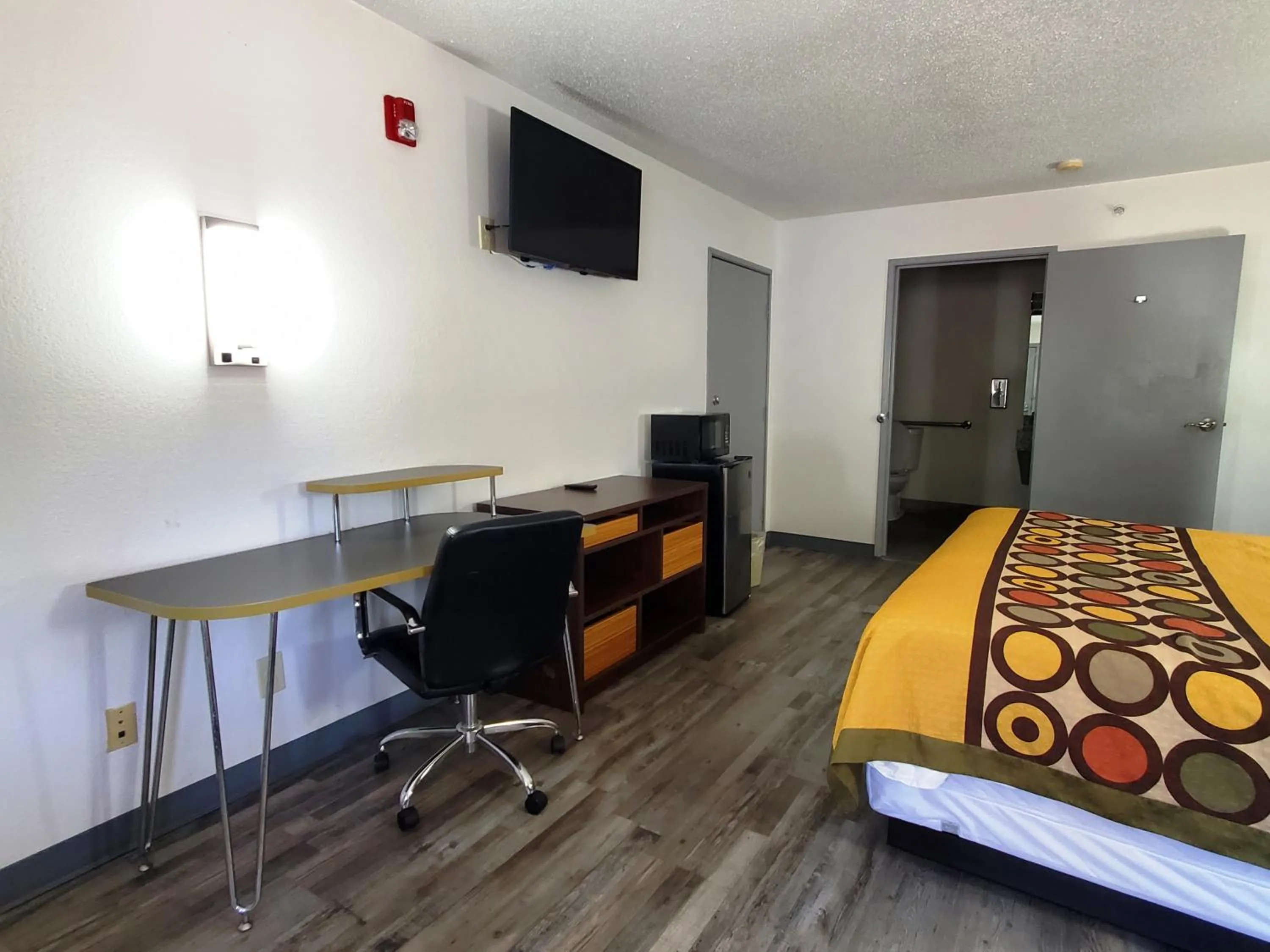 Deluxe King Room in Highland Inn