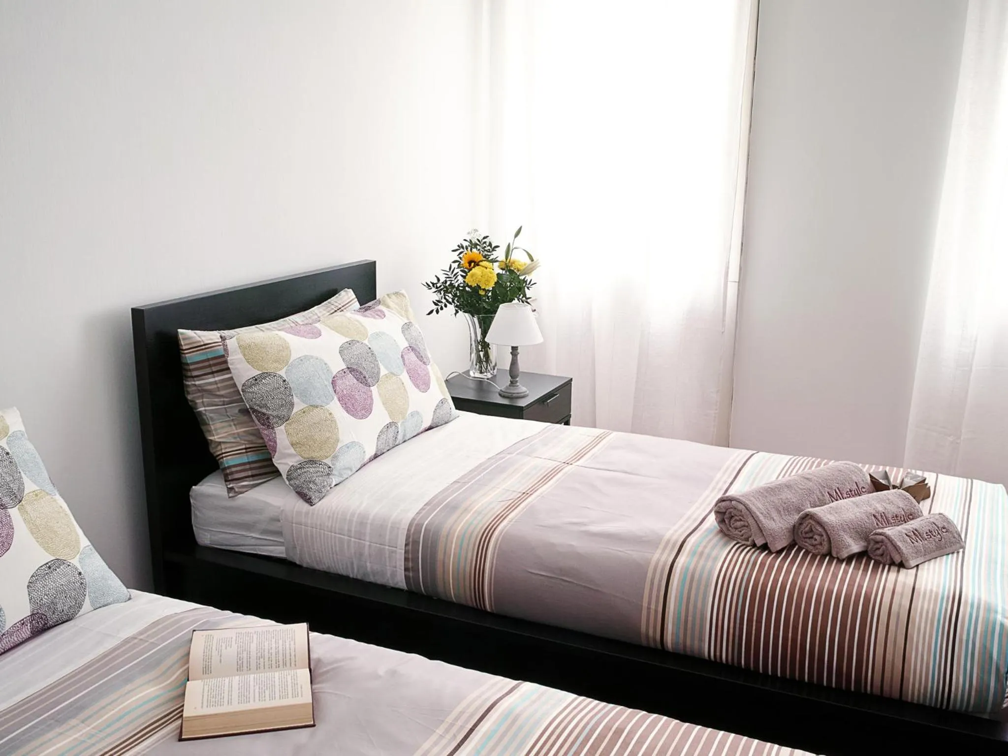 Twin Room with Private Bathroom in MI. Style