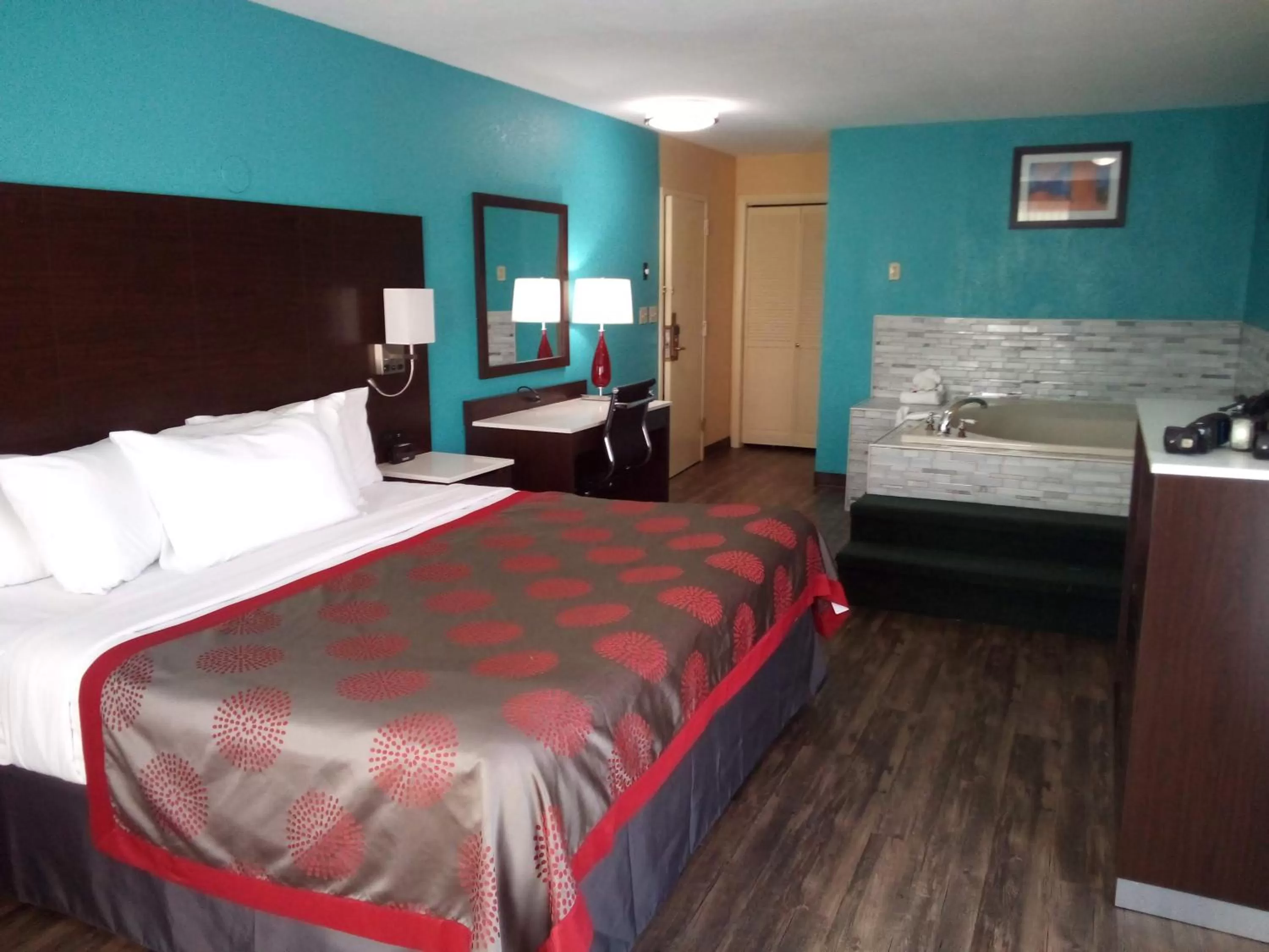Standard Room with King Bed and Spa Bath Non-Smoking in Ramada by Wyndham Groton Mystic