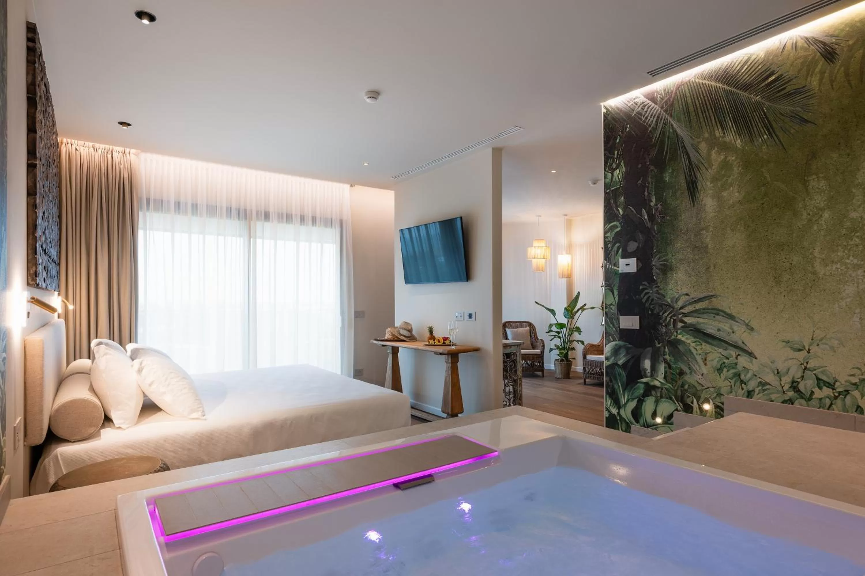 Suite with Hot Tub in Savoy Beach Hotel & Thermal Spa
