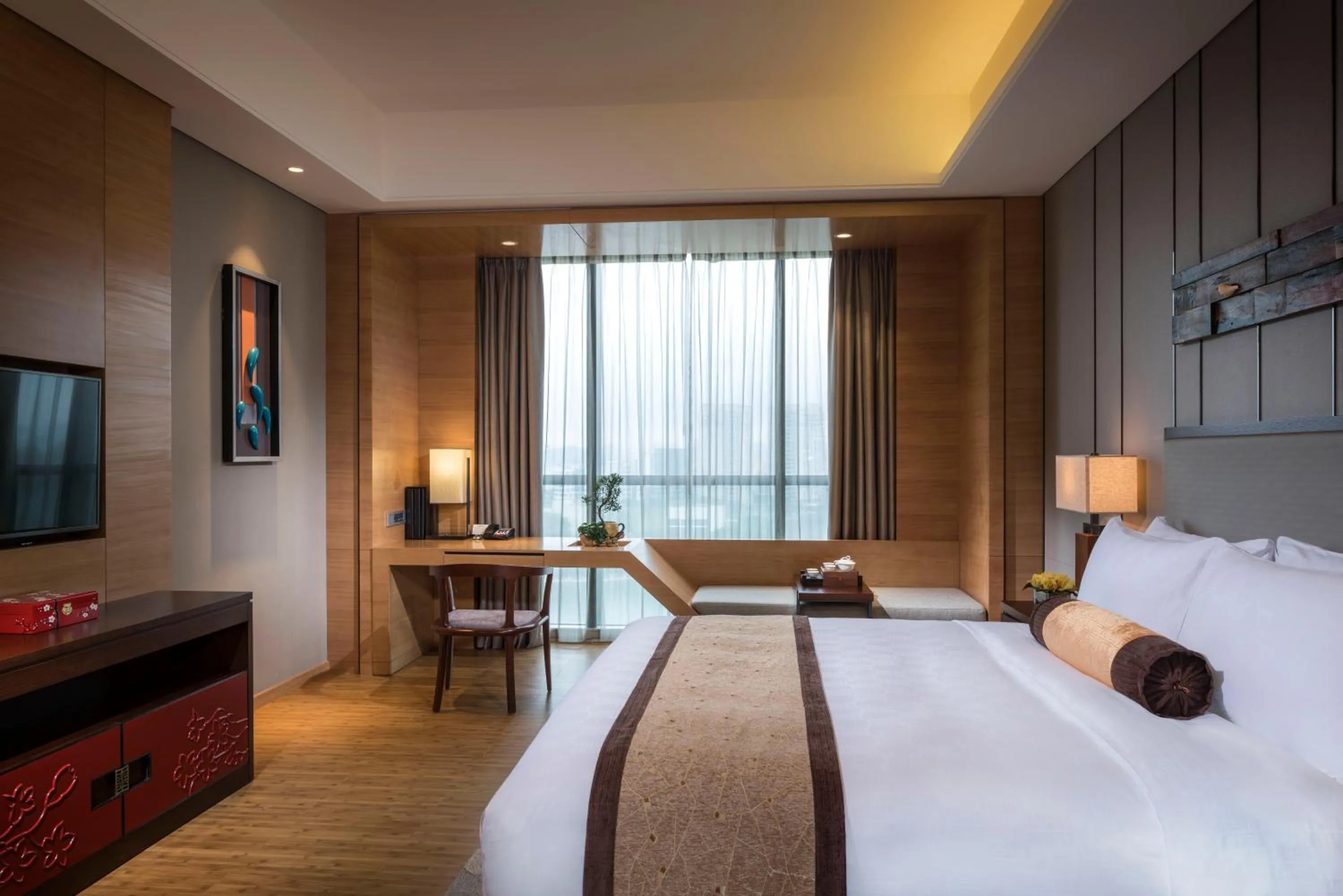 Standard King Room with Lake View in HUALUXE Yangjiang City Center