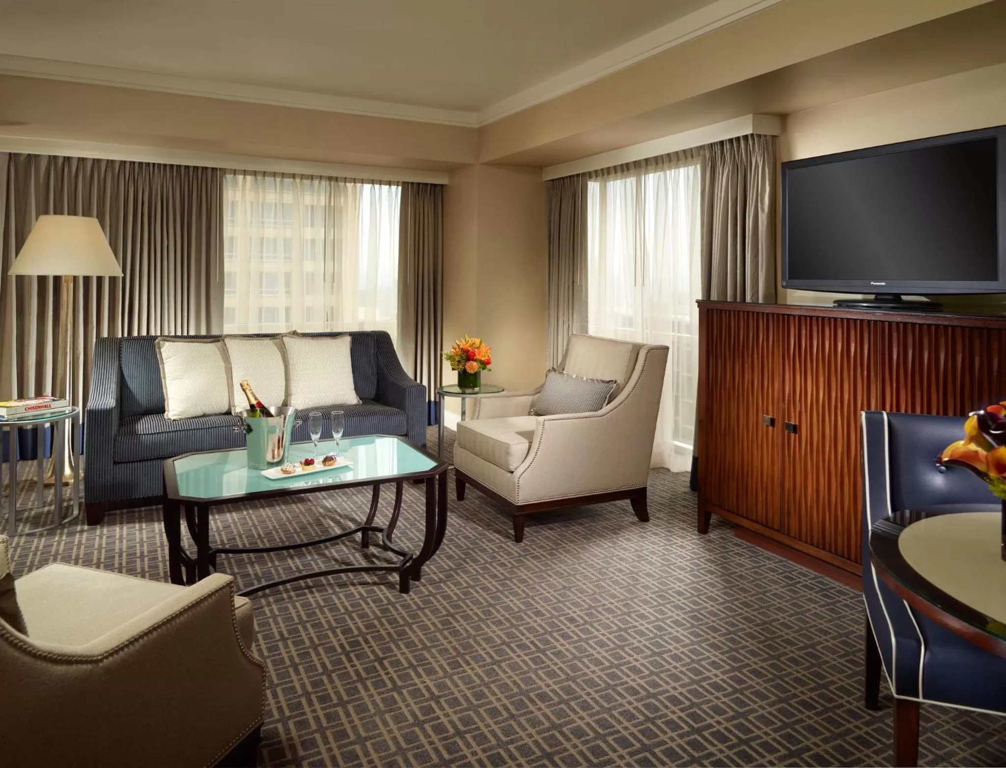 Deluxe Executive Suite - 1 King Bed in Omni Los Angeles Hotel