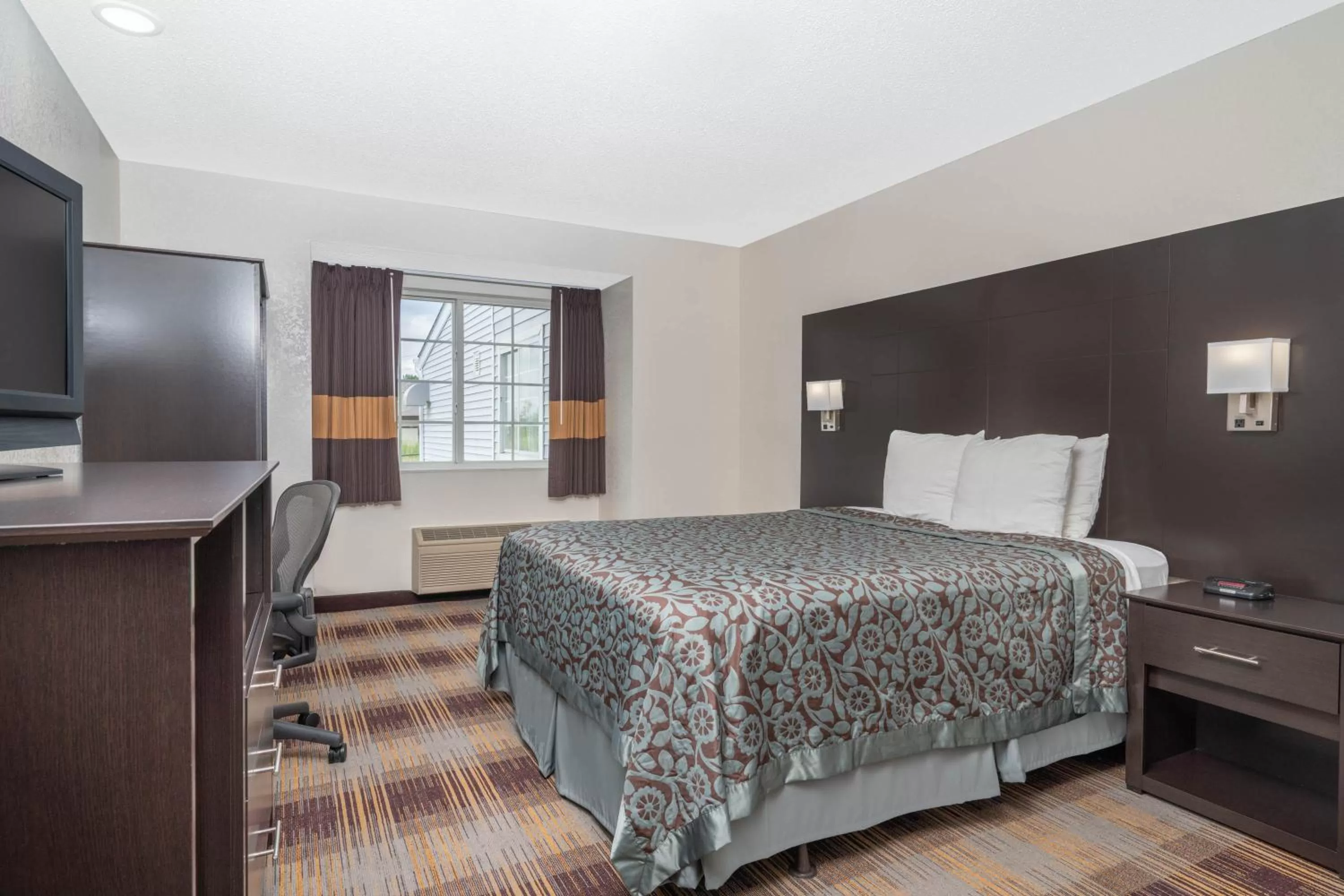 Queen Room - Disability Access/Non-Smoking in Days Inn by Wyndham Faribault