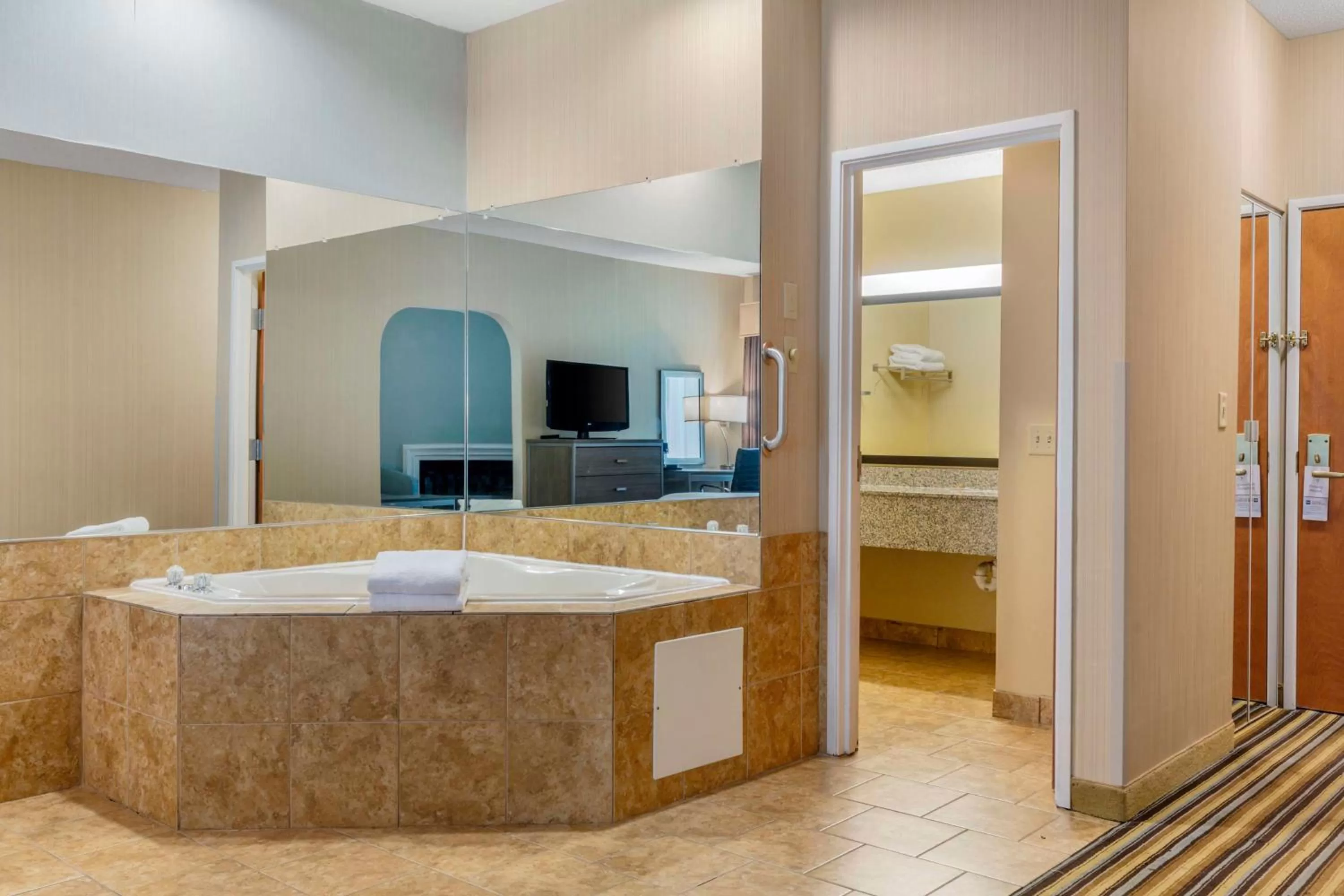 King Room with Spa Bath - Non-Smoking in Best Western Plus New England Inn & Suites