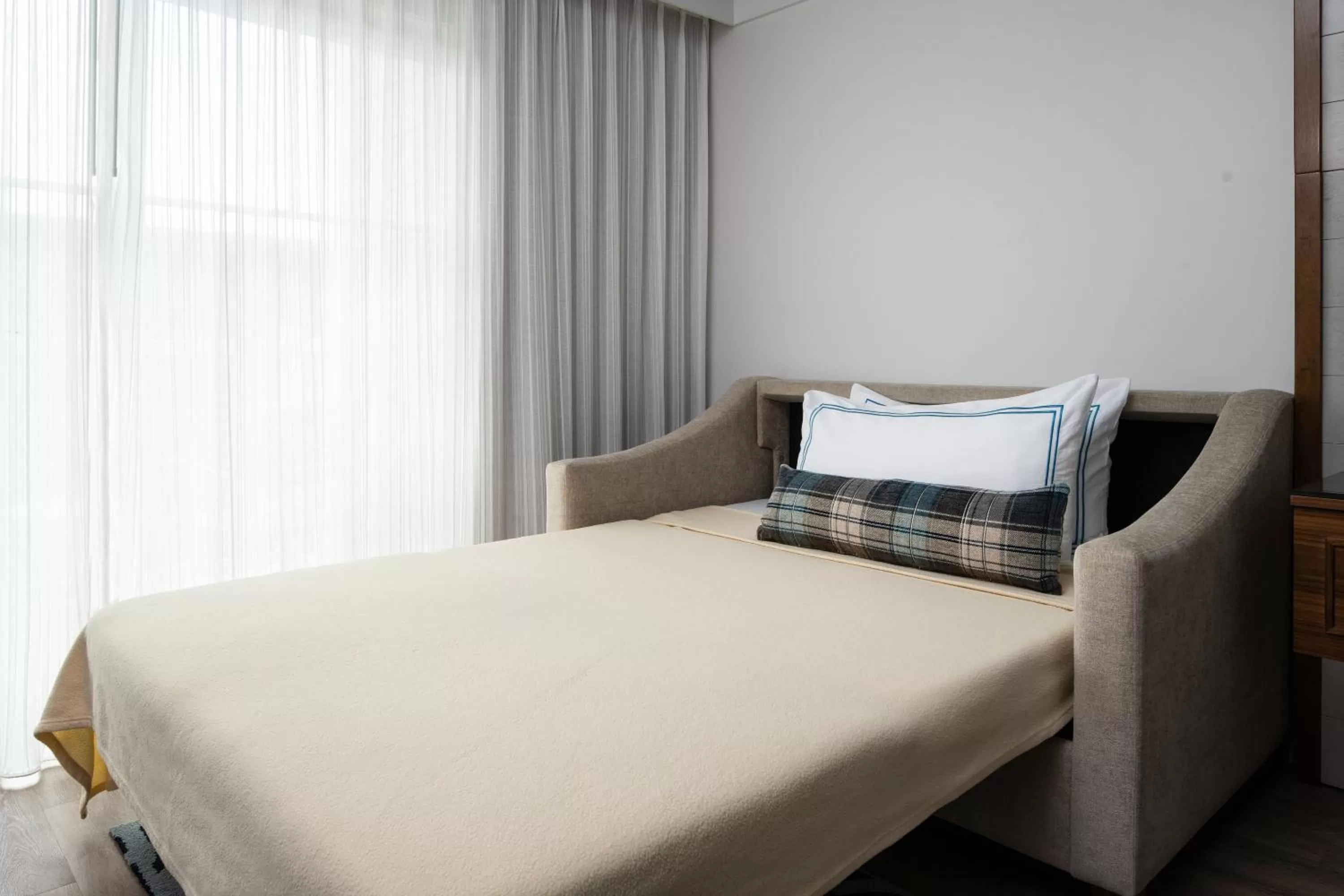 King Urban View ADA Tub in Beaufort Hotel