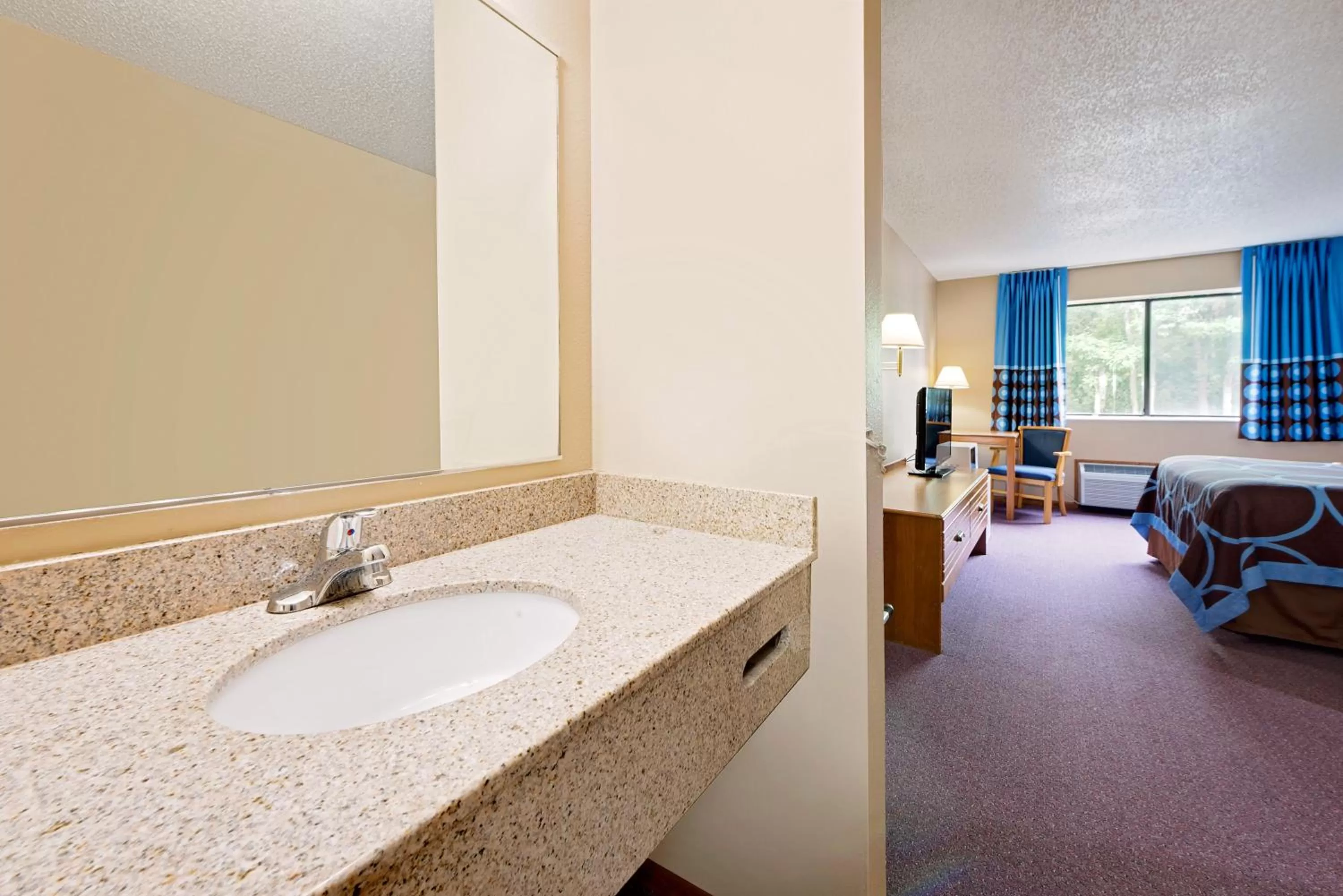 Queen Room - Disability Access/Non-Smoking in Super 8 by Wyndham Chariton