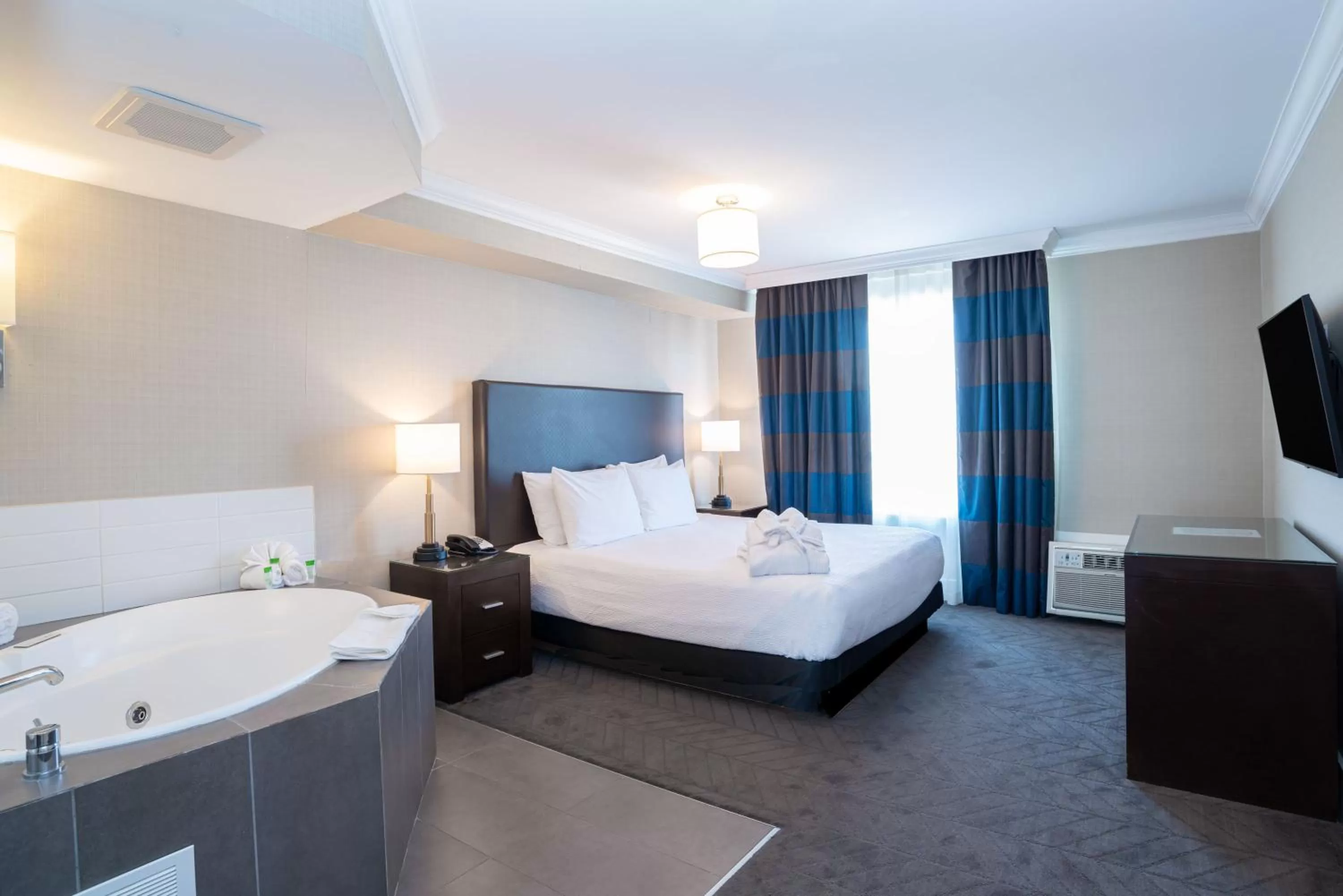 Jacuzzi Suite, 1 King Bed, Kitchen in Sandman Hotel Oakville