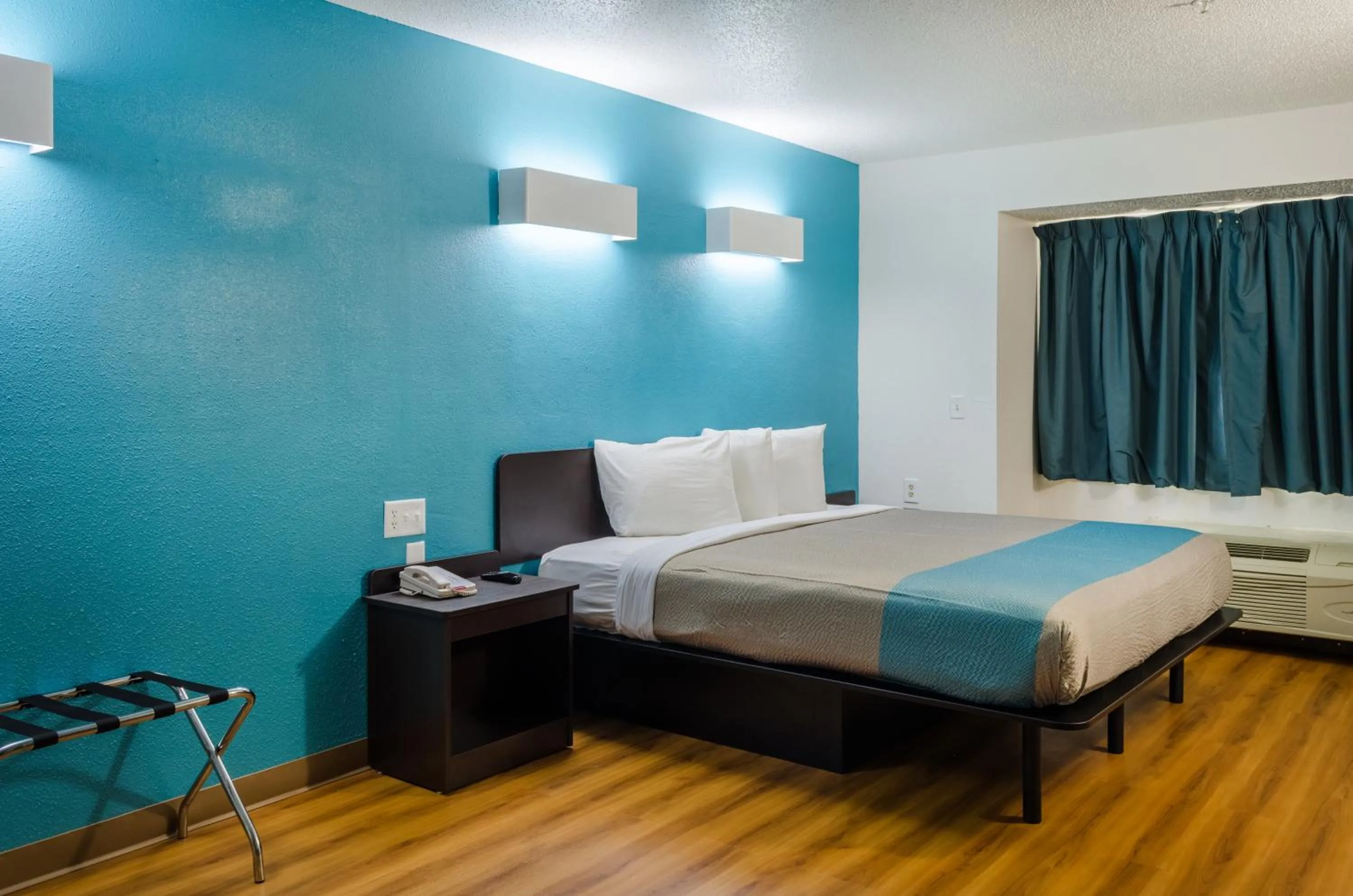 Deluxe Queen Room - single occupancy - Smoking in Motel 6-Mobile, AL