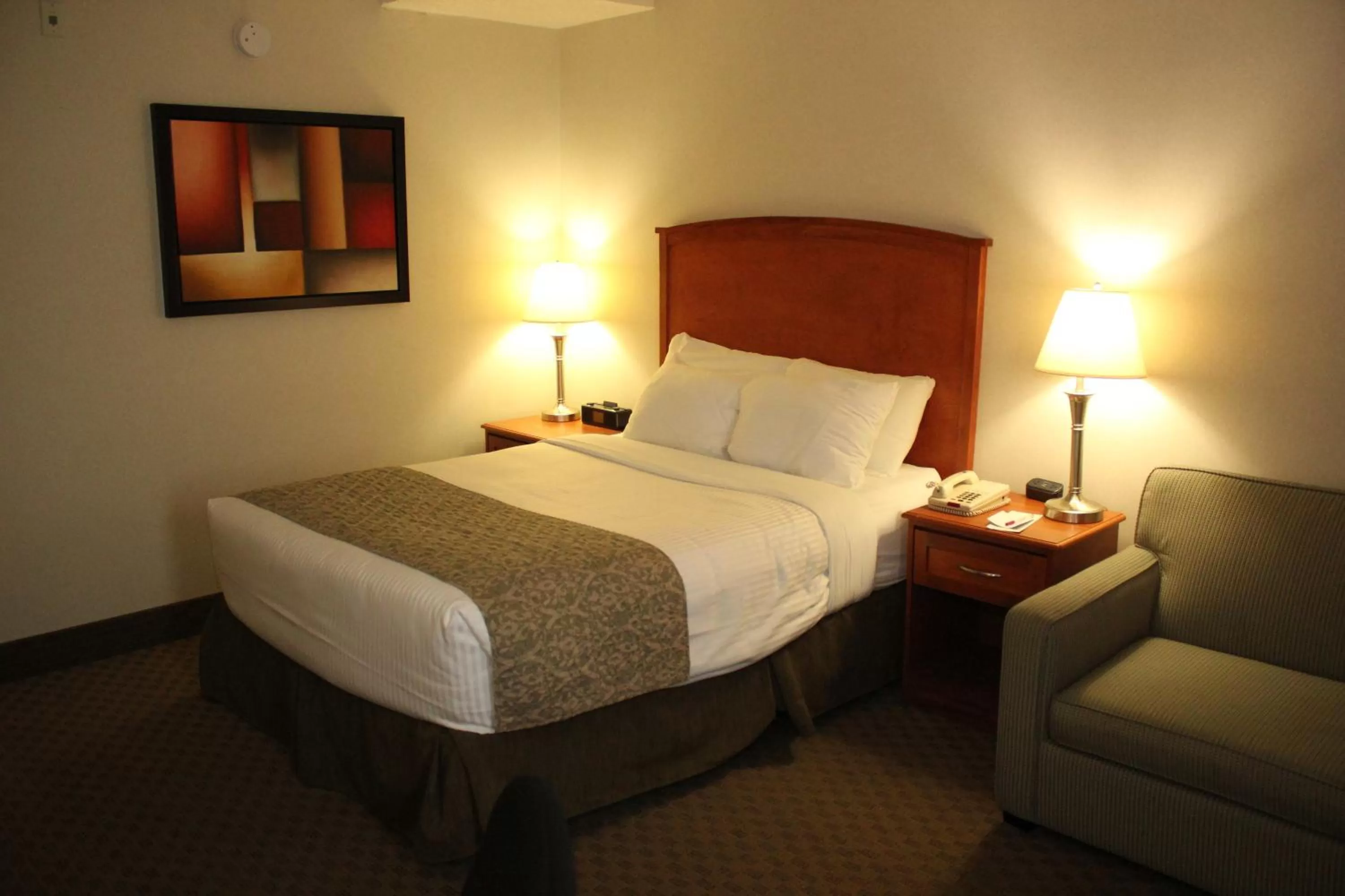Deluxe Queen Room in Ramada by Wyndham Edmonton South