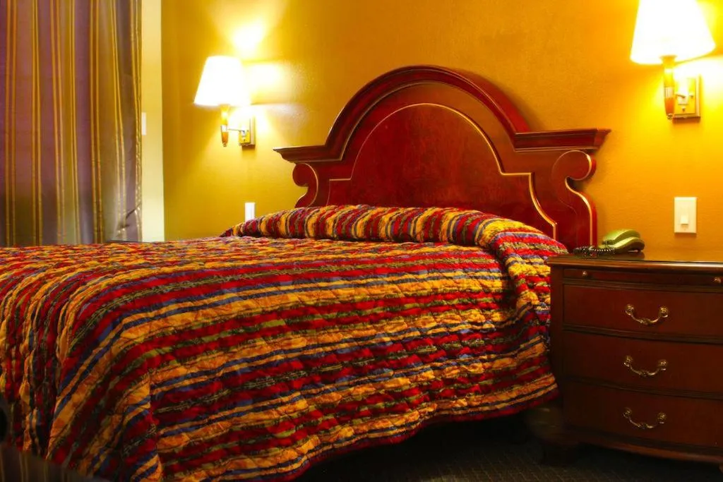 Queen Room - Disability Access in Redondo Beach Inn-LAX