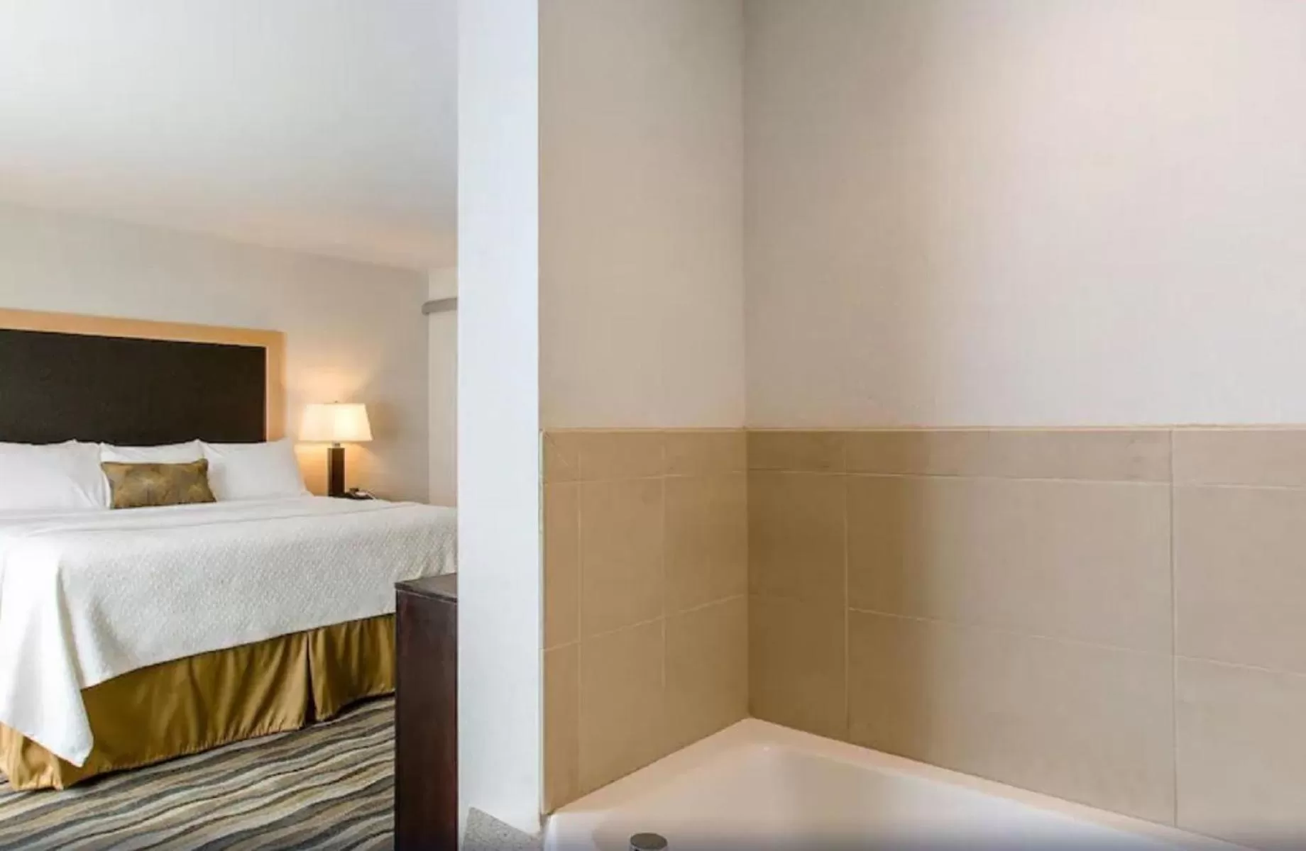 1 King Bed, Superior Hot Tub Suite, Non-Smoking in Wyndham Avon