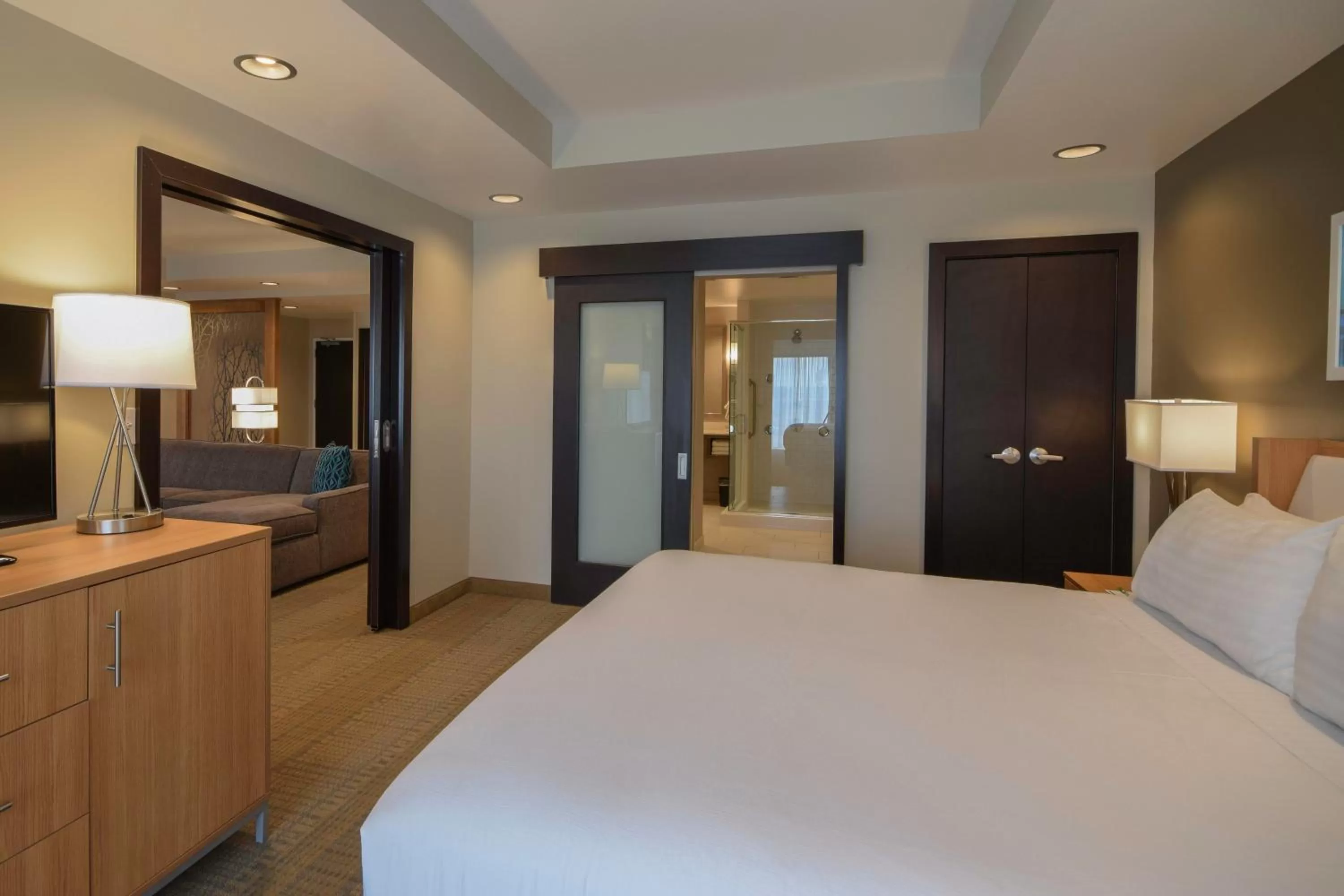 Deluxe King Room - Hearing Accessible with Bath Tub/Non-Smoking in Holiday Inn Cincinnati North West Chester, an IHG Hotel