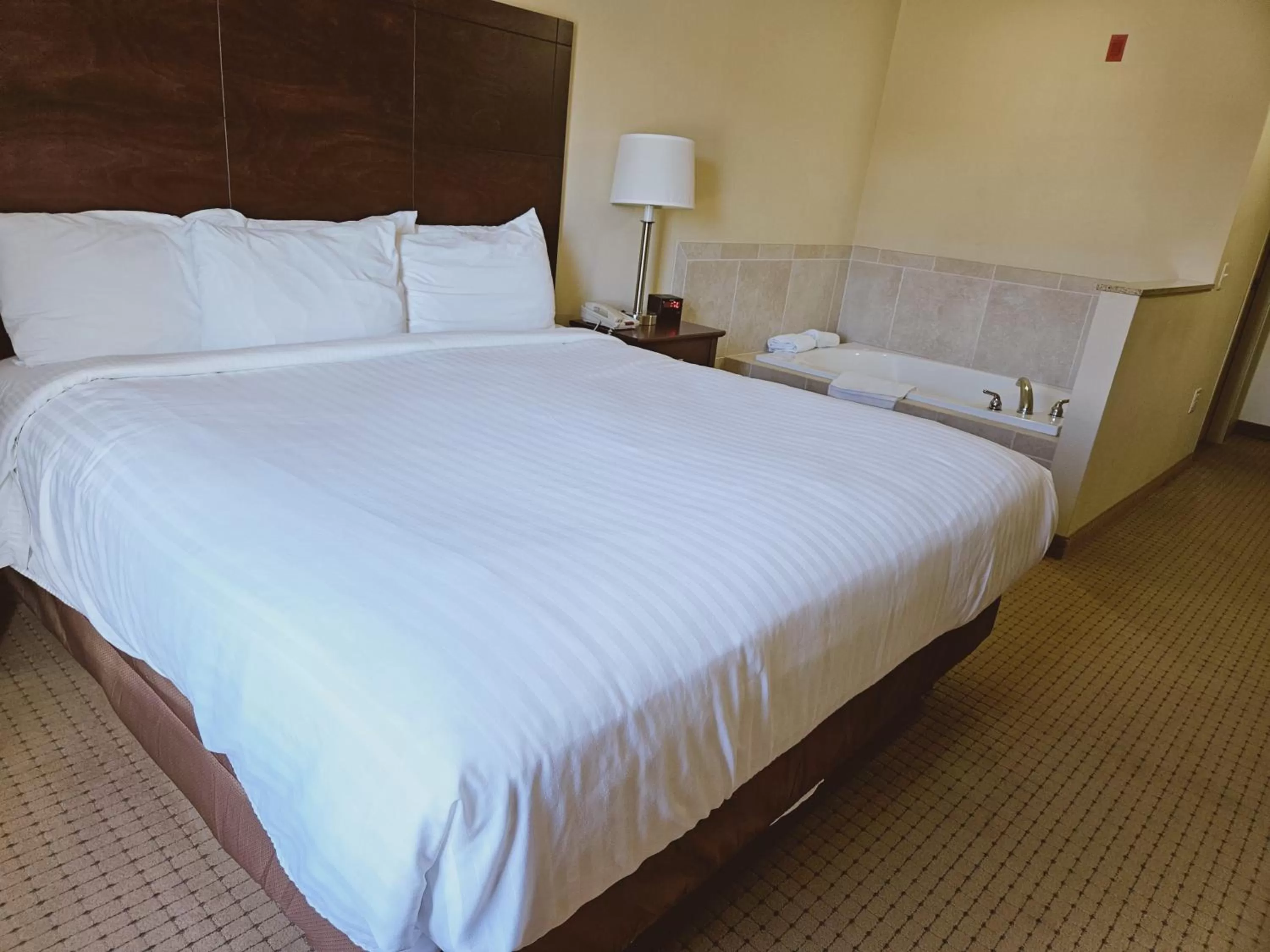 King Suite with Spa Bath in Cobblestone Inn & Suites - Bloomfield