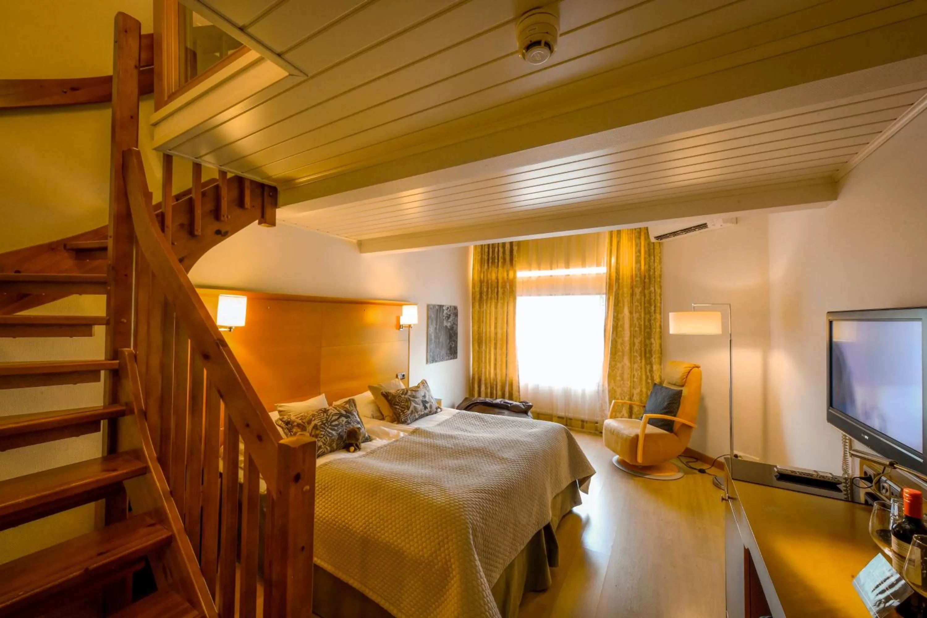 Standard Quadruple Room in Hotel Aateli Lakeside