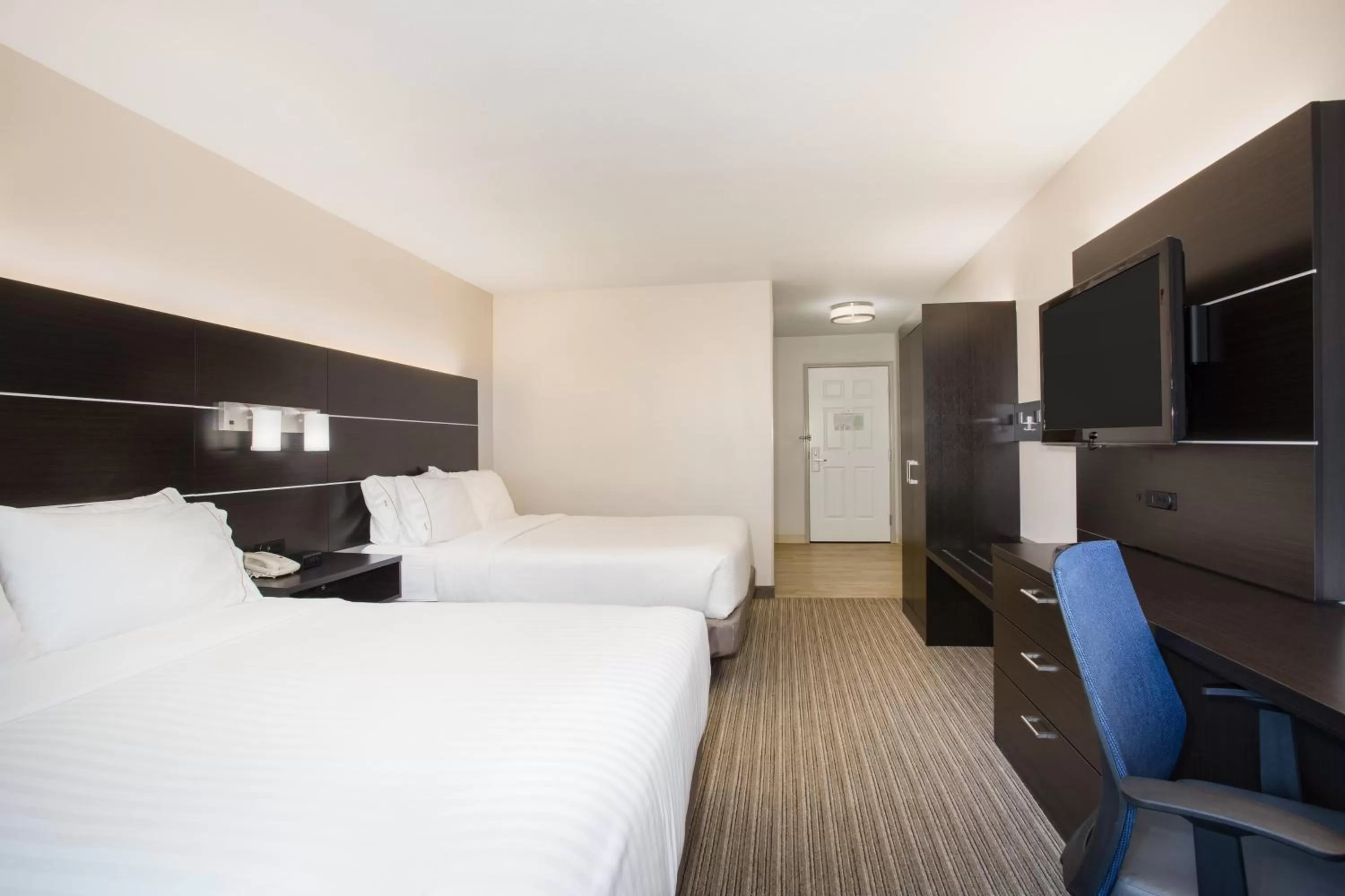 Standard Queen Room with Two Queen Beds and Mobility Accessible Tub in Holiday Inn Express & Suites Ft Collins by IHG
