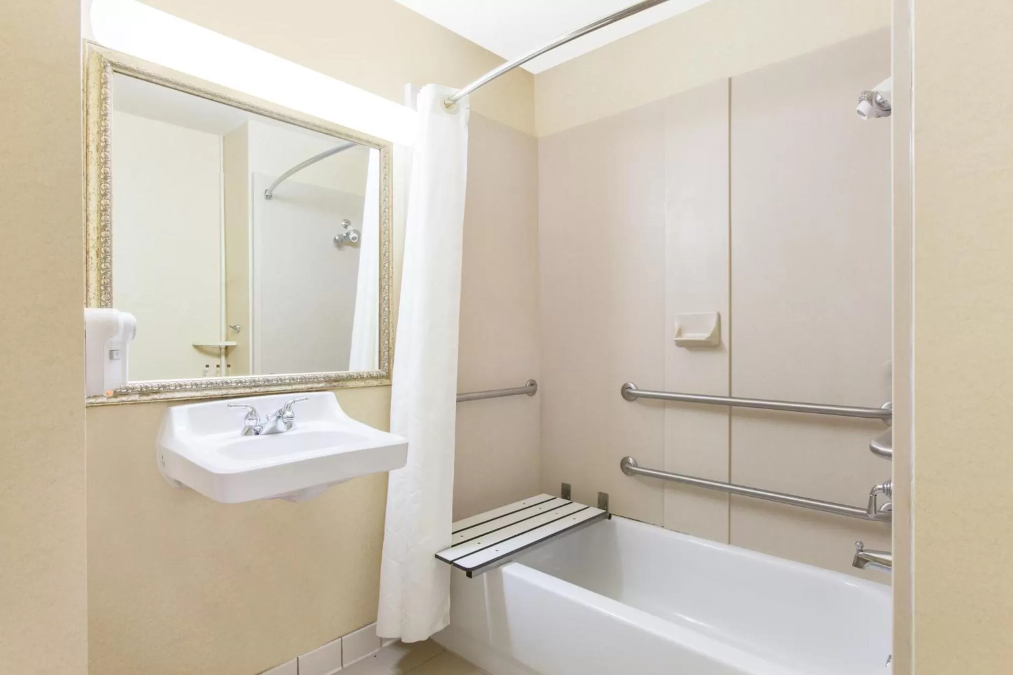 Deluxe King Room - Disability Access - Non-Smoking in Wingate by Wyndham Bentonville