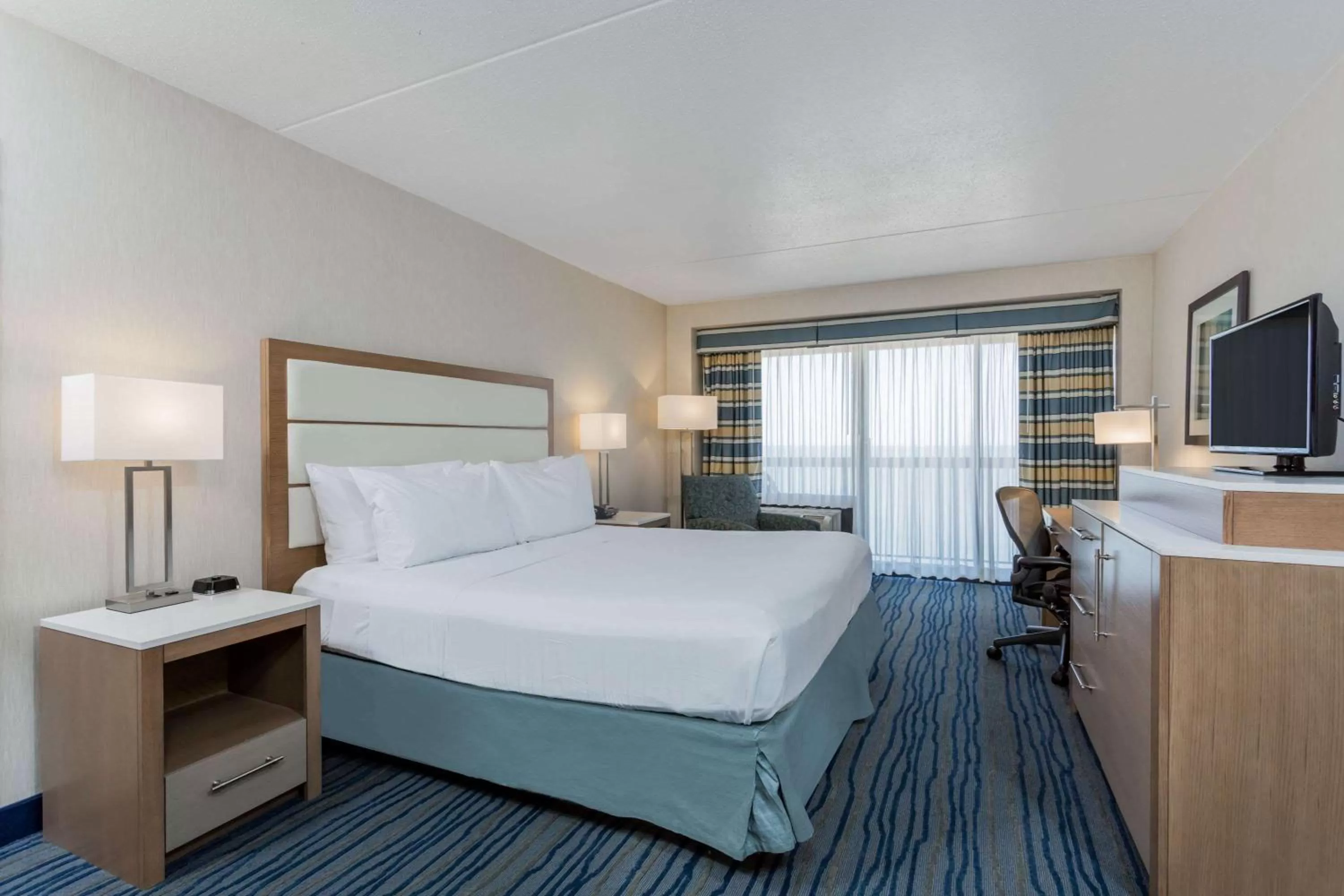 Deluxe King Room in Wyndham Virginia Beach Oceanfront