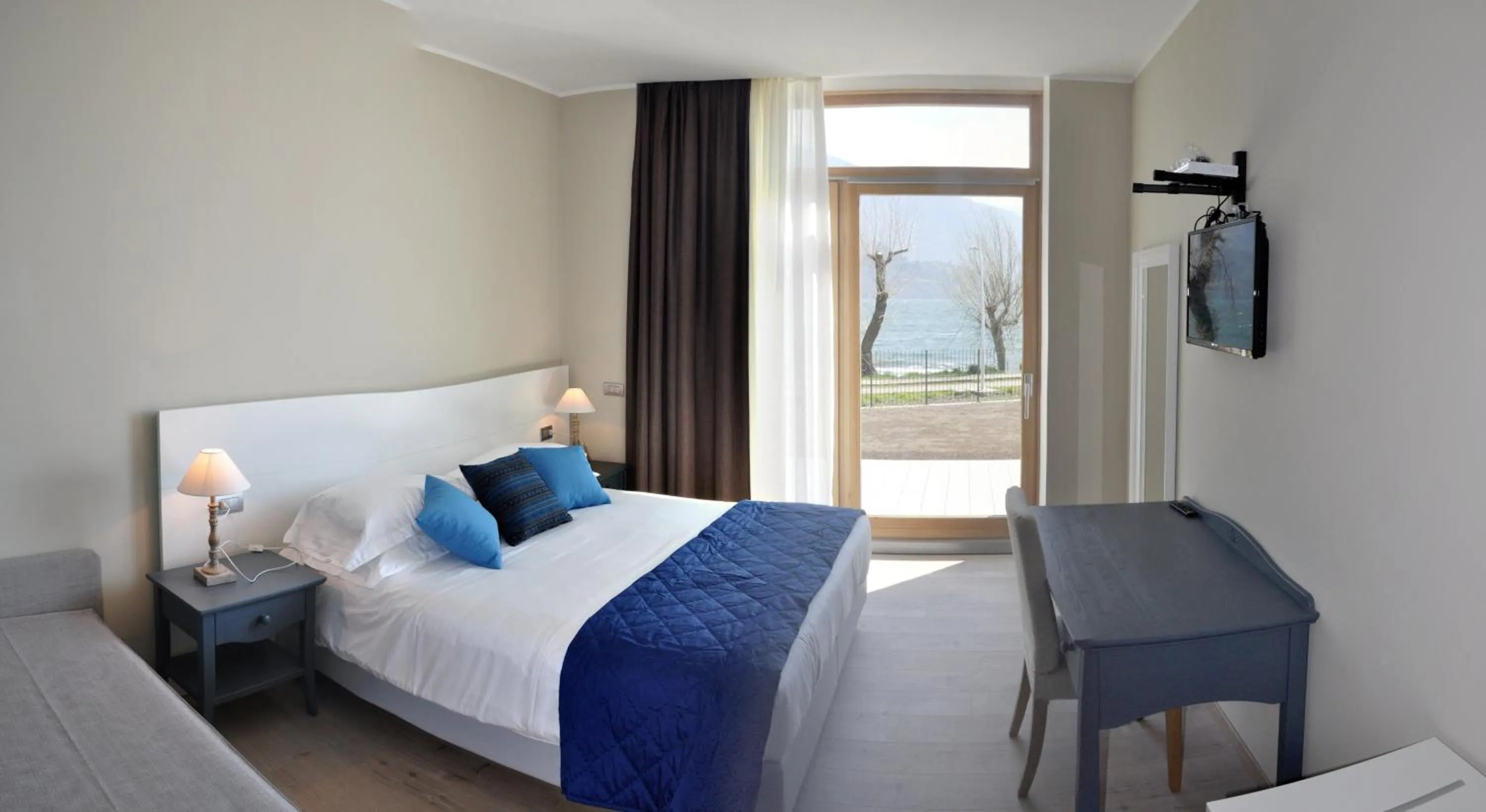 Superior Double or Twin Room with Frontal Lake View in Tullio Hotel