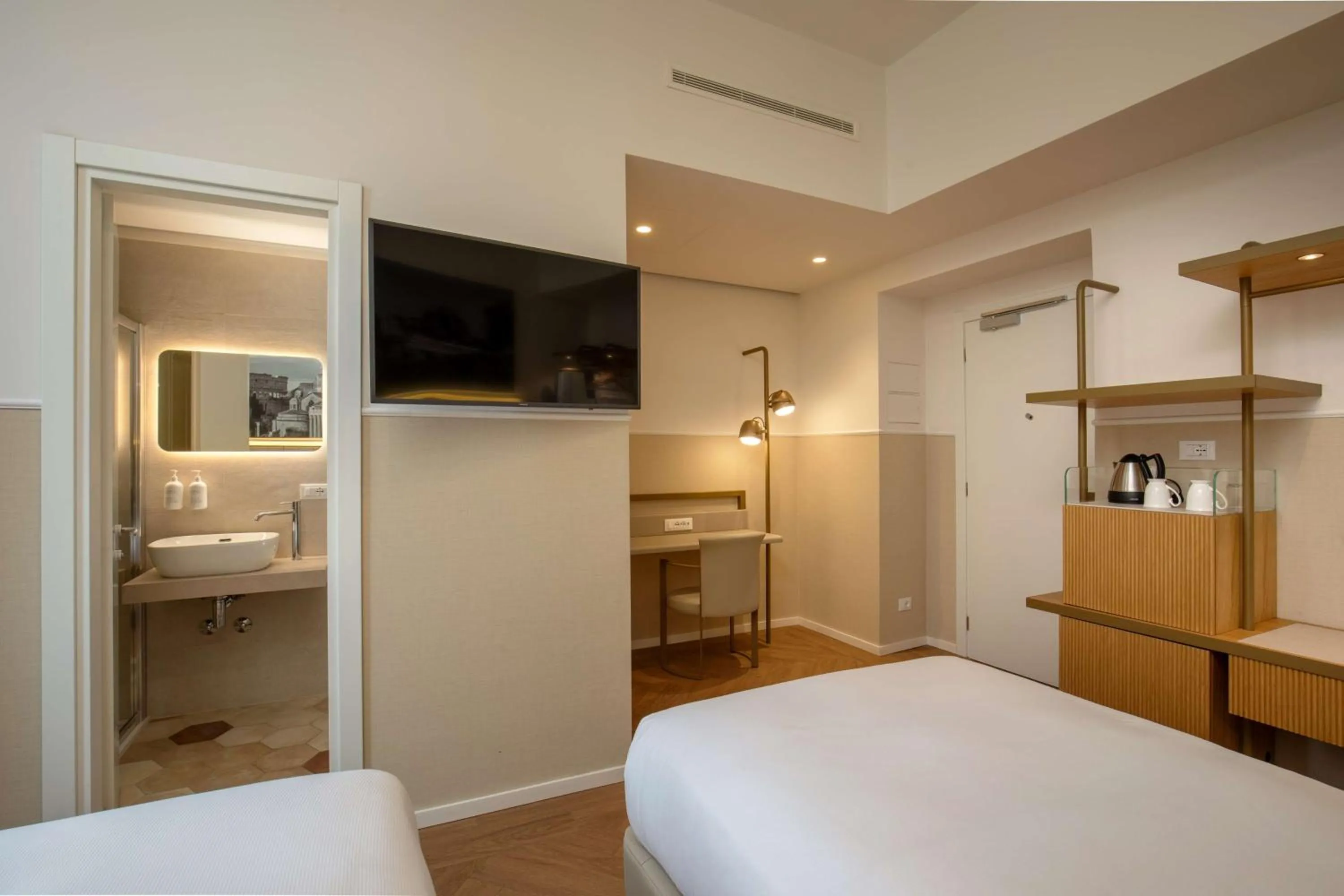 Superior Twin Room in Cosmopolita Hotel Rome, Tapestry Collection by Hilton