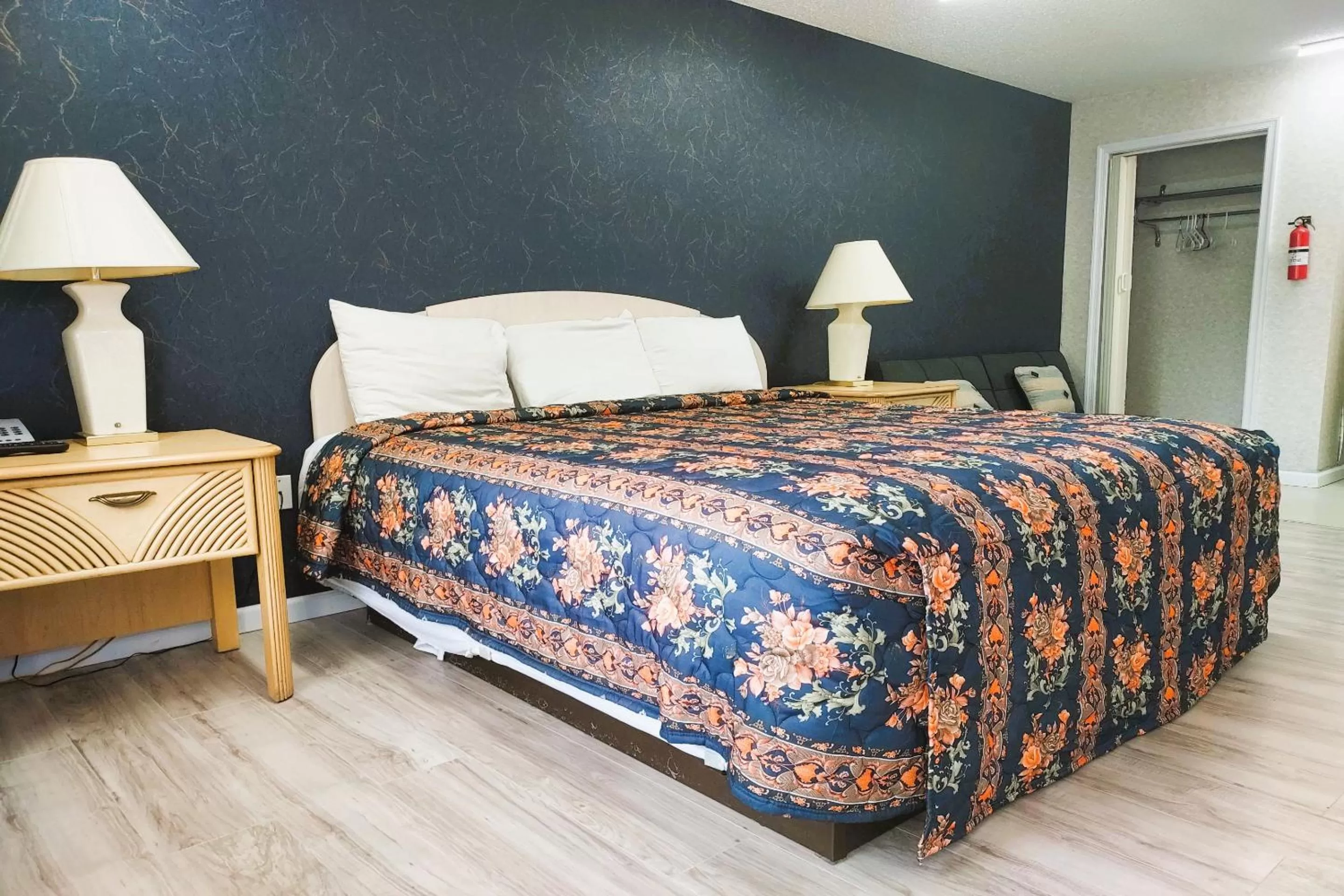 King Bed with Kitchenette	 in Studio Inn and Suites