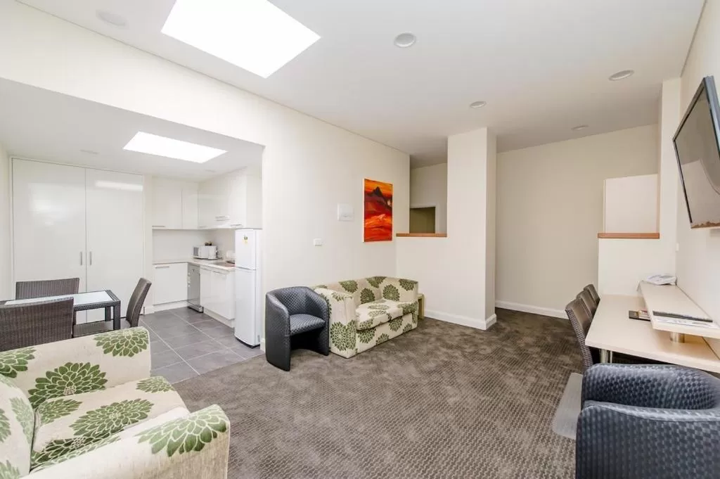 Premium Three-Bedroom Apartment in Belconnen Way Hotel & Serviced Apartments