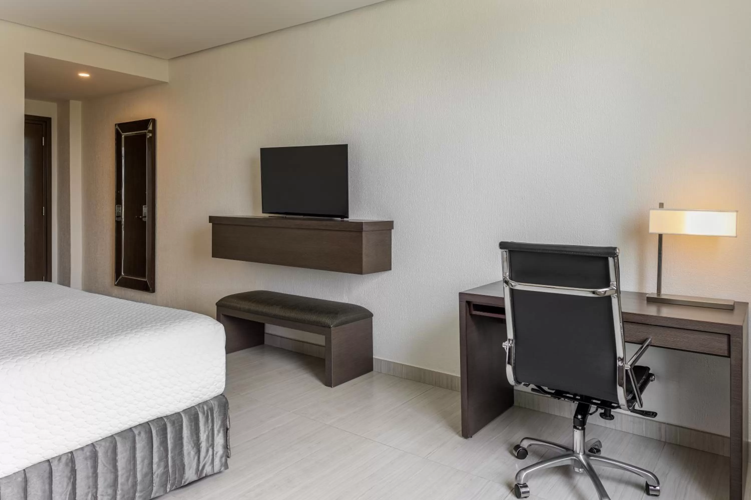Twin Room - Disability Access in Crowne Plaza Airport by IHG