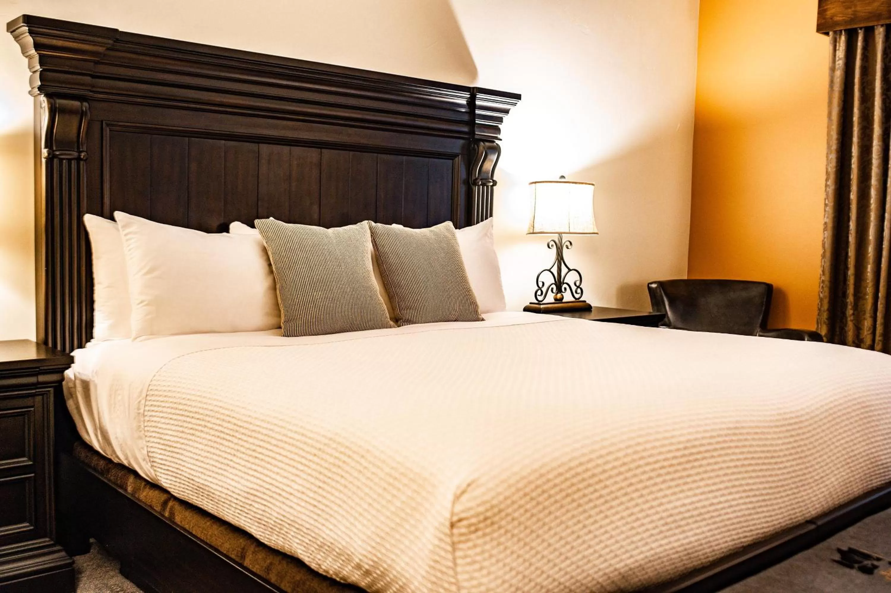 Superior King Room in Elk Country Inn