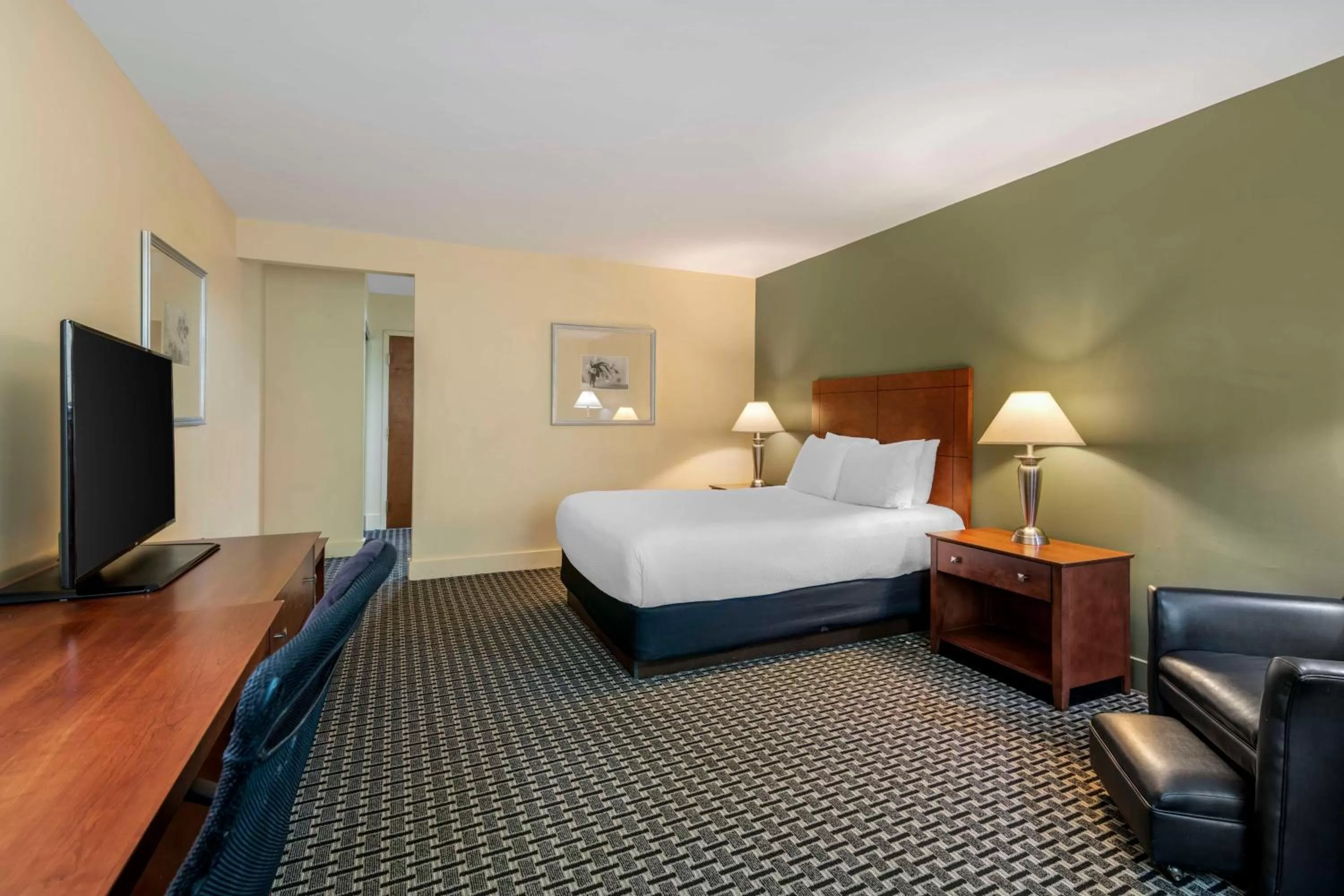 Queen Suite with Disability Access - Non Smoking in Best Western Plus Brunswick Bath