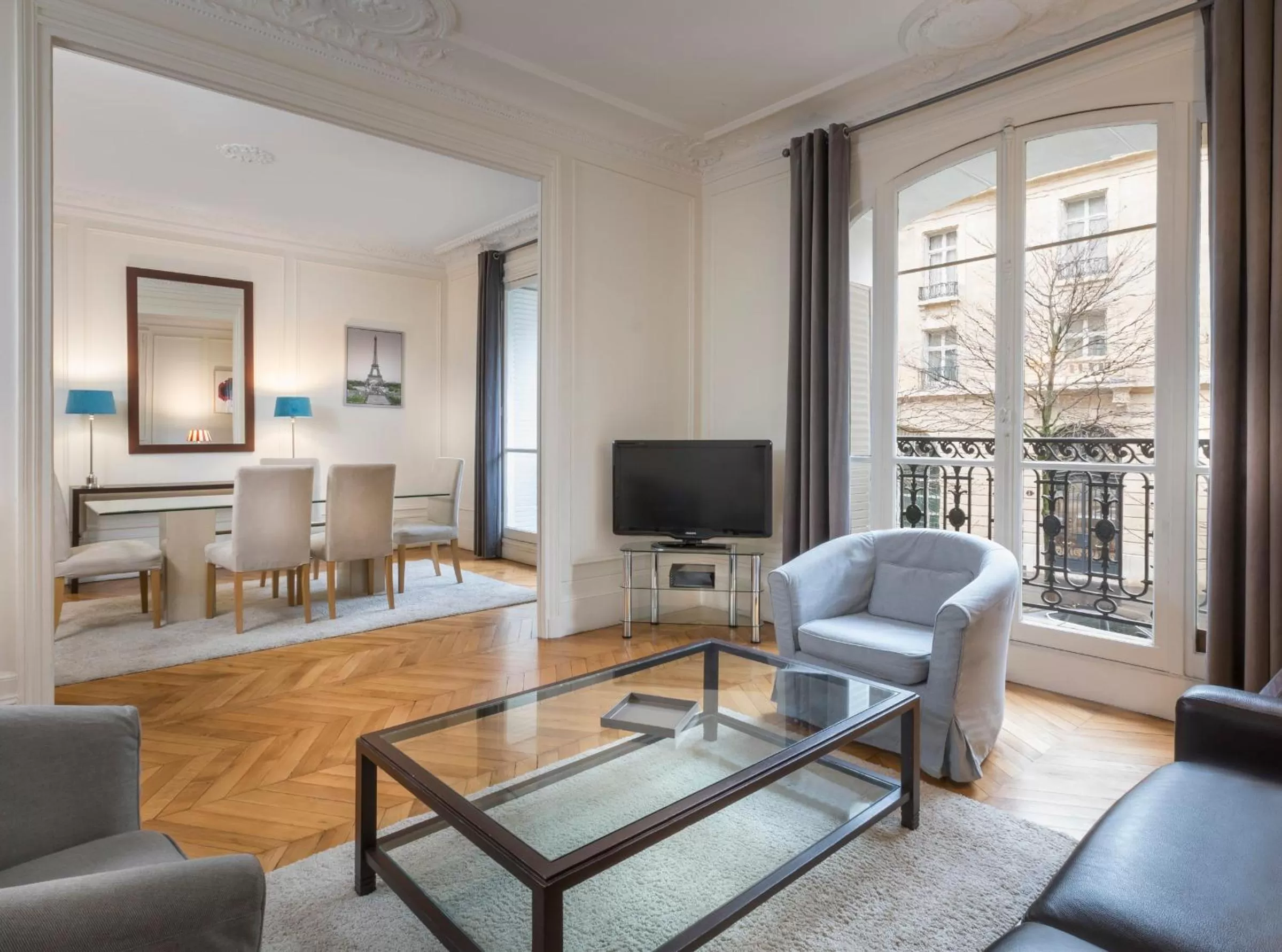 Classic Three-Bedroom Apartment in Résidence Charles Floquet