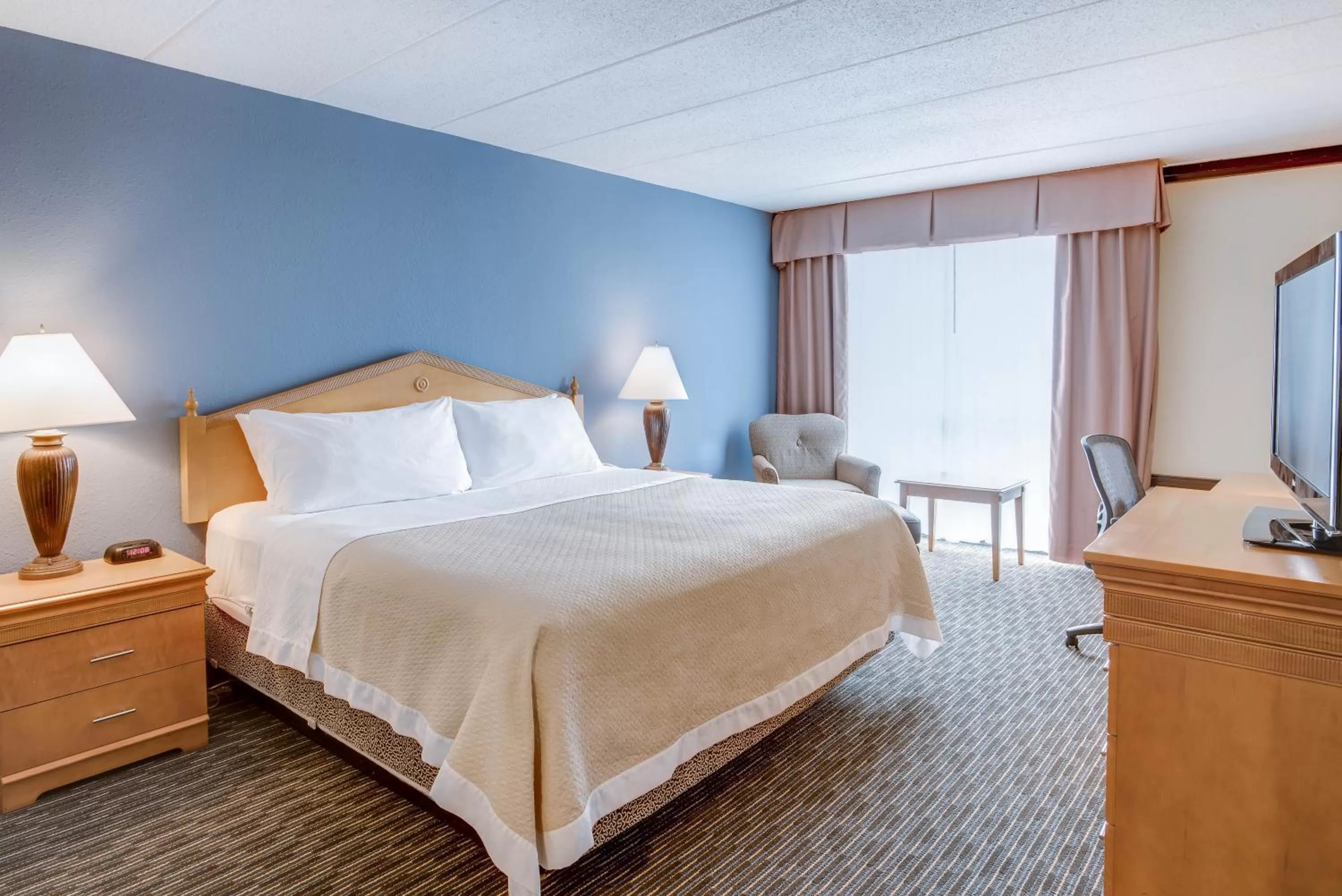 Deluxe King Room - Non-Smoking in Days Hotel by Wyndham Toms River Jersey Shore